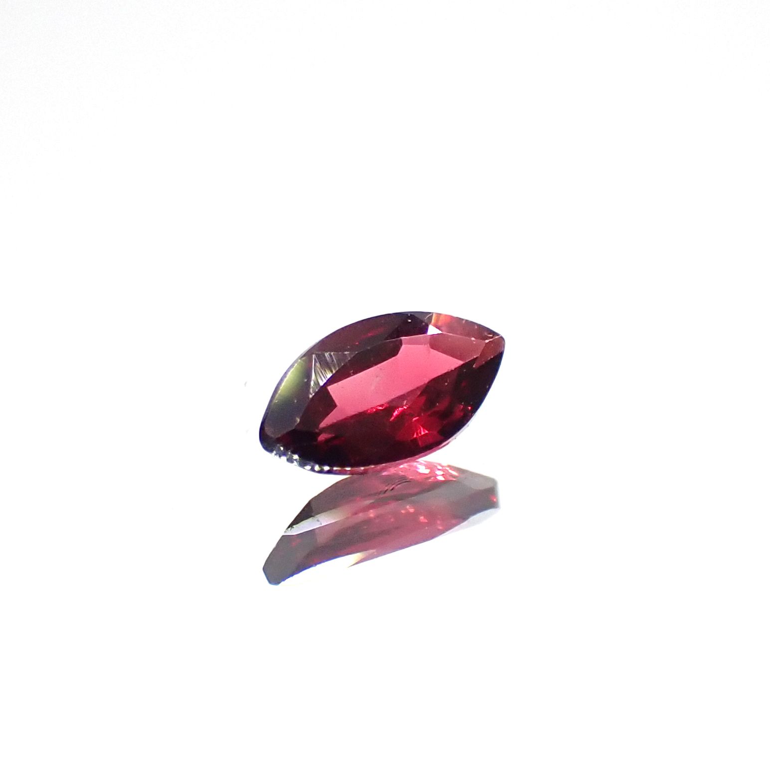 レッドスピネル(宝石名レッド・スピネル)タンザニア産 0.13ct 識別済[231124098]4.7x2.5mm前後