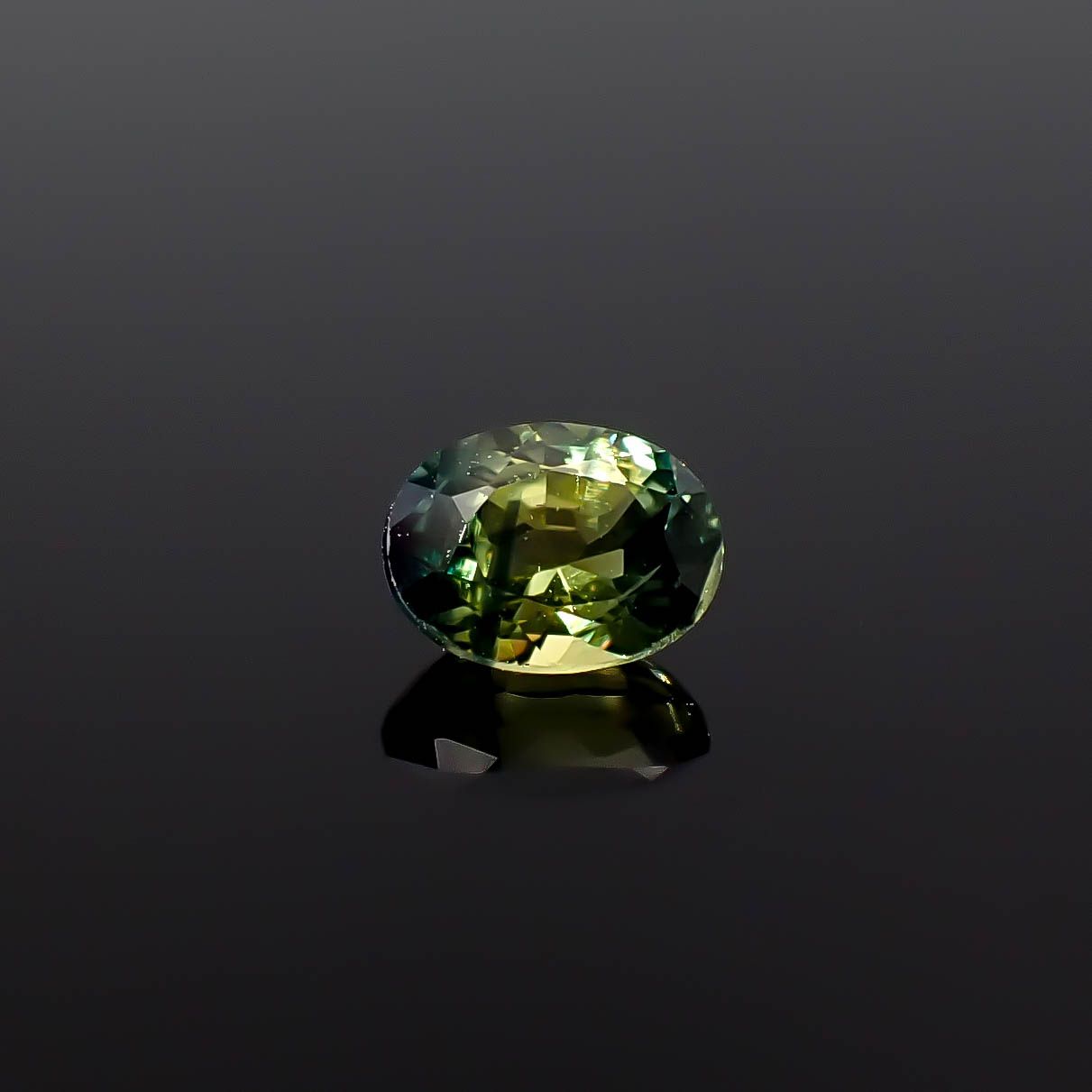 バイカラーサファイア タンザニア産 0.41ct / 4.7x3.6mm前後 [250931131]