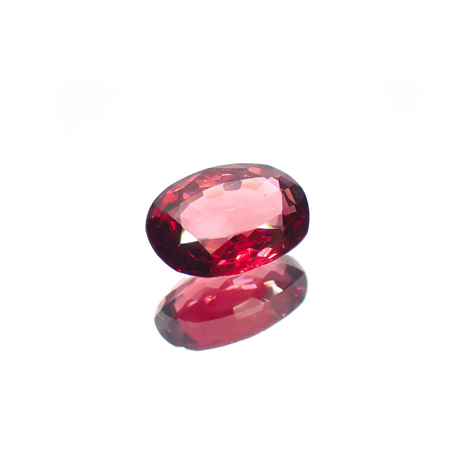 レッドスピネル(宝石名レッド・スピネル) タンザニア産 ソ付(彩珠) 0.869ct / 7.4x5.4mm前後 [20015154]