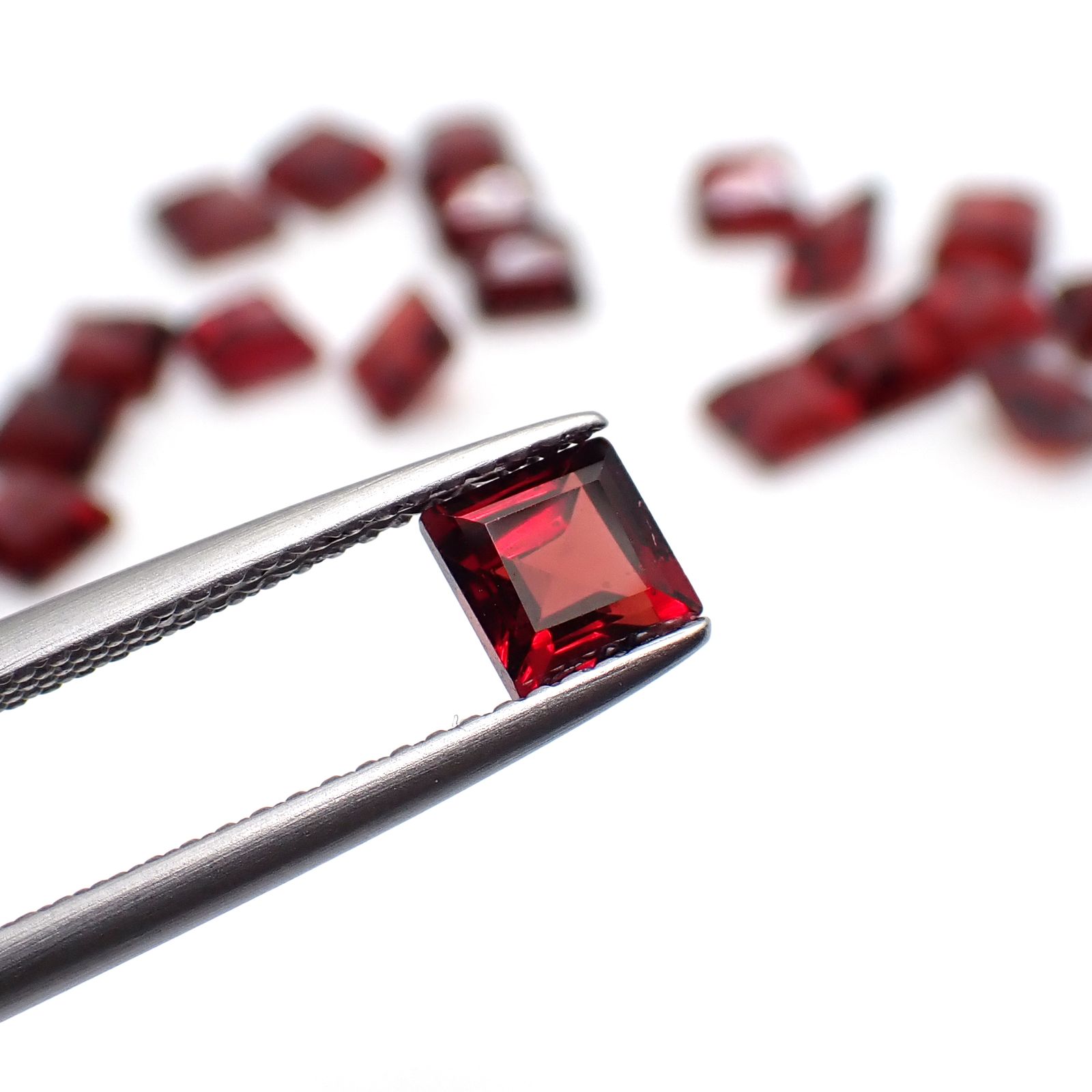 ◇ランダムセレクト◇パイラルスパイトガーネット モザンビーク産 約0.95ct / 5x5mm前後 [260532220]