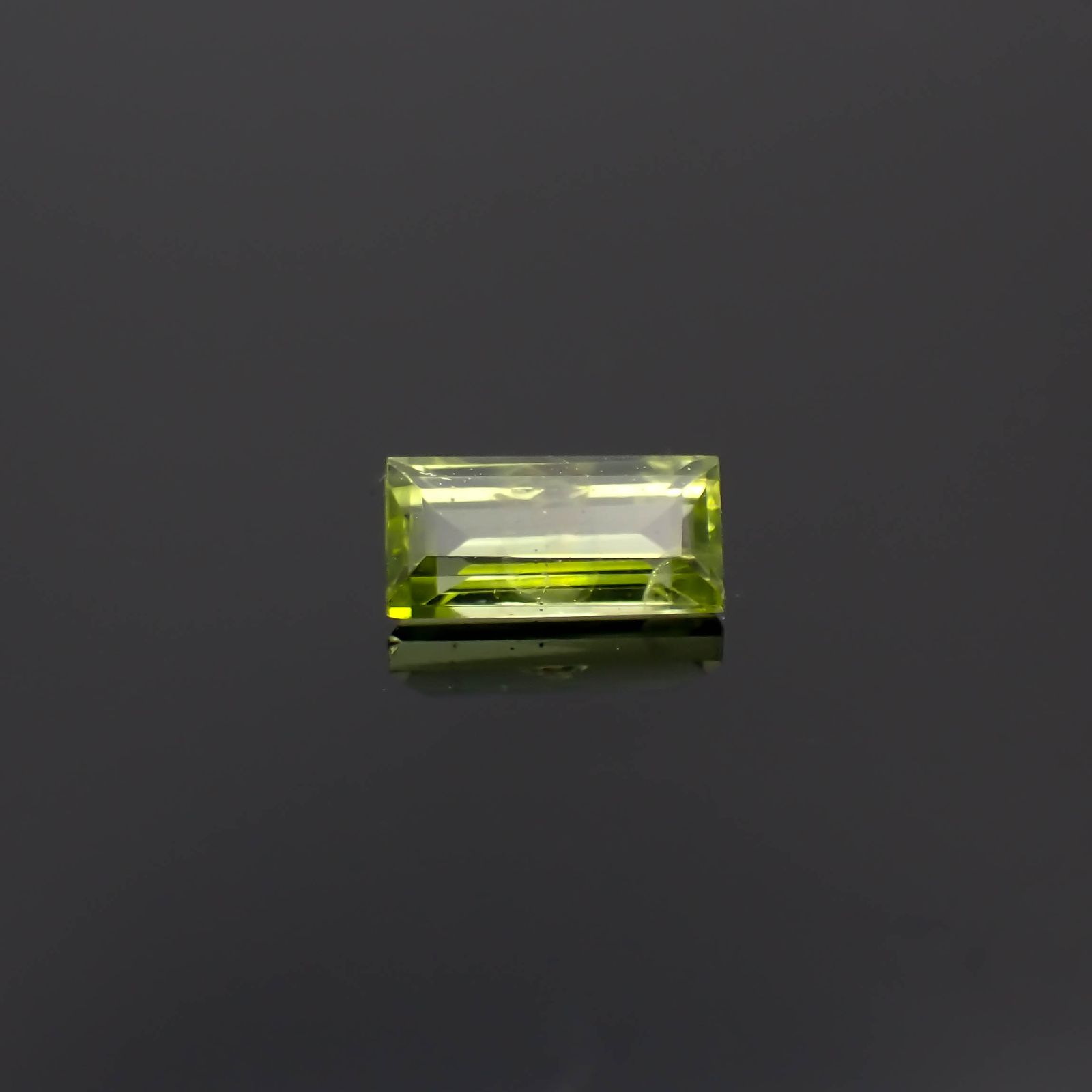 リリーパッドペリドット アメリカ・アリゾナ州産 0.38ct[231224604]5.7x2.6mm前後