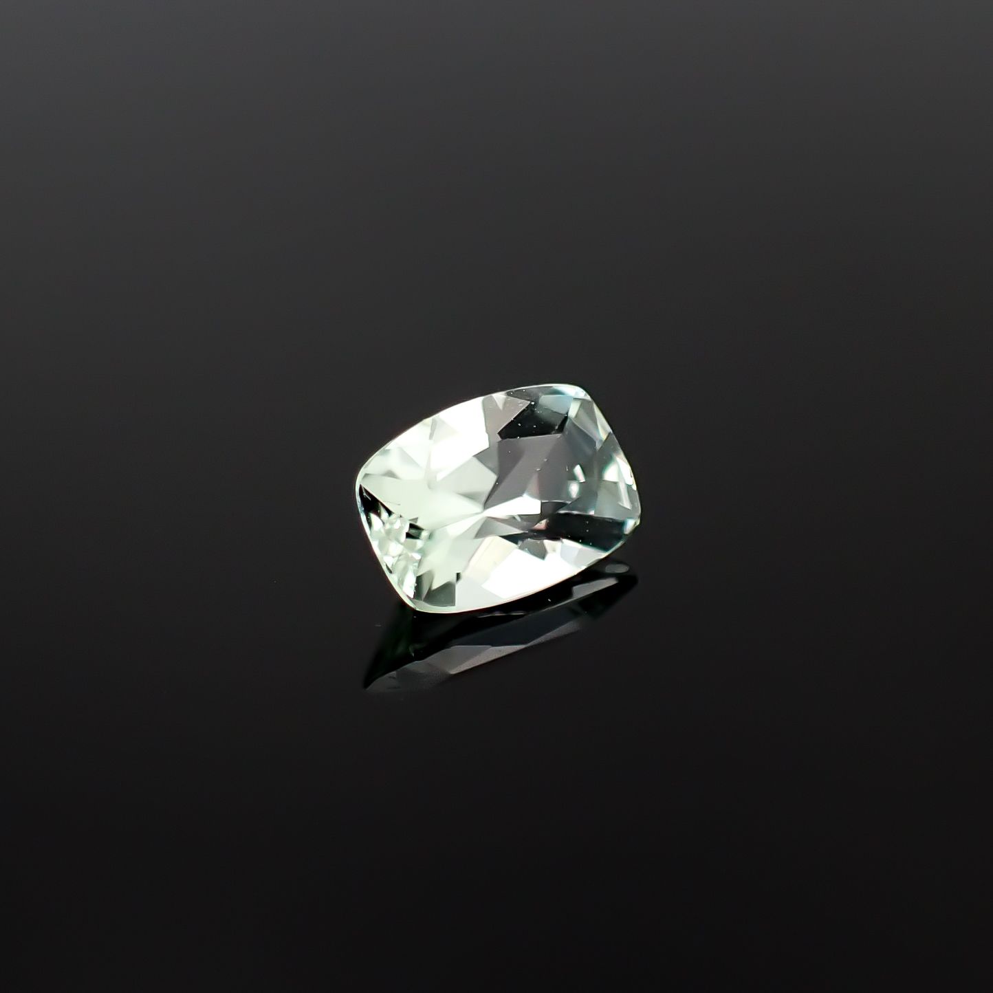 モンテブラサイト(宝石名モンテブラサイト)マダガスカル産 0.41ct 識別済[241229658]5.9x4mm前後