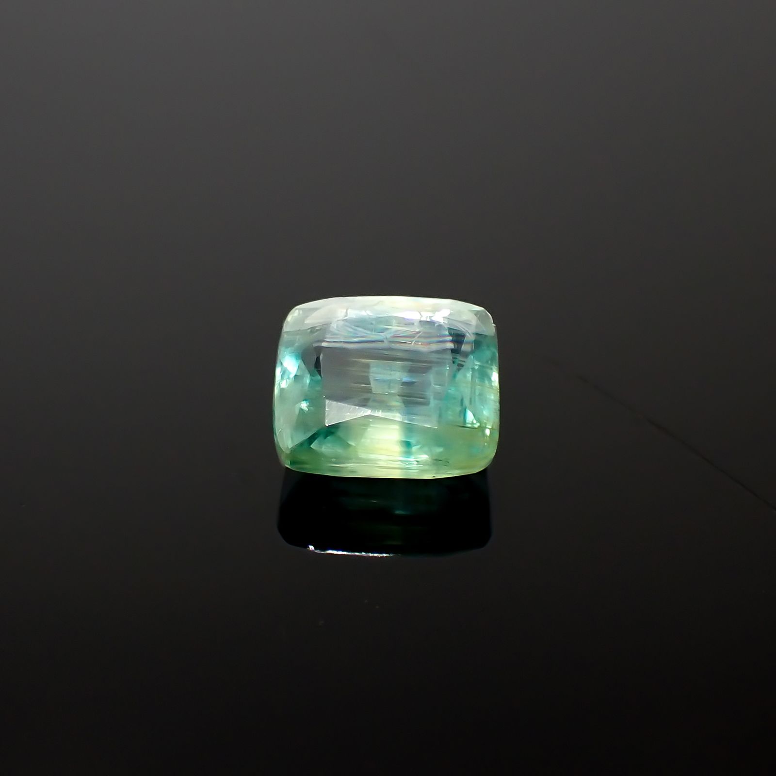 バイカラーカイヤナイト(宝石名カイヤナイト)ネパール産 2.53ct 識別済[240326693]7.8x7.2mm前後