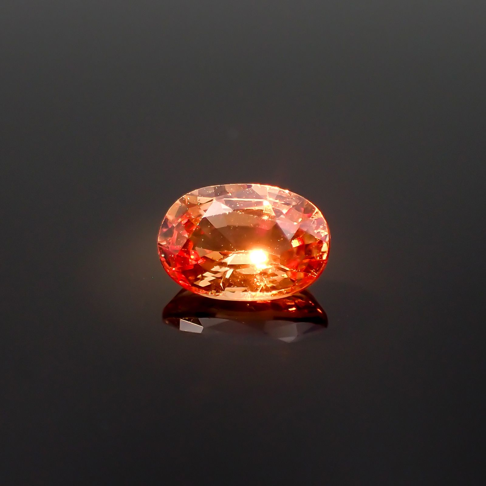 カラーチェンジマラヤガーネット(宝石名ガーネット)タンザニア産 1.04ct 識別済[230421637]7x4.8mm前後