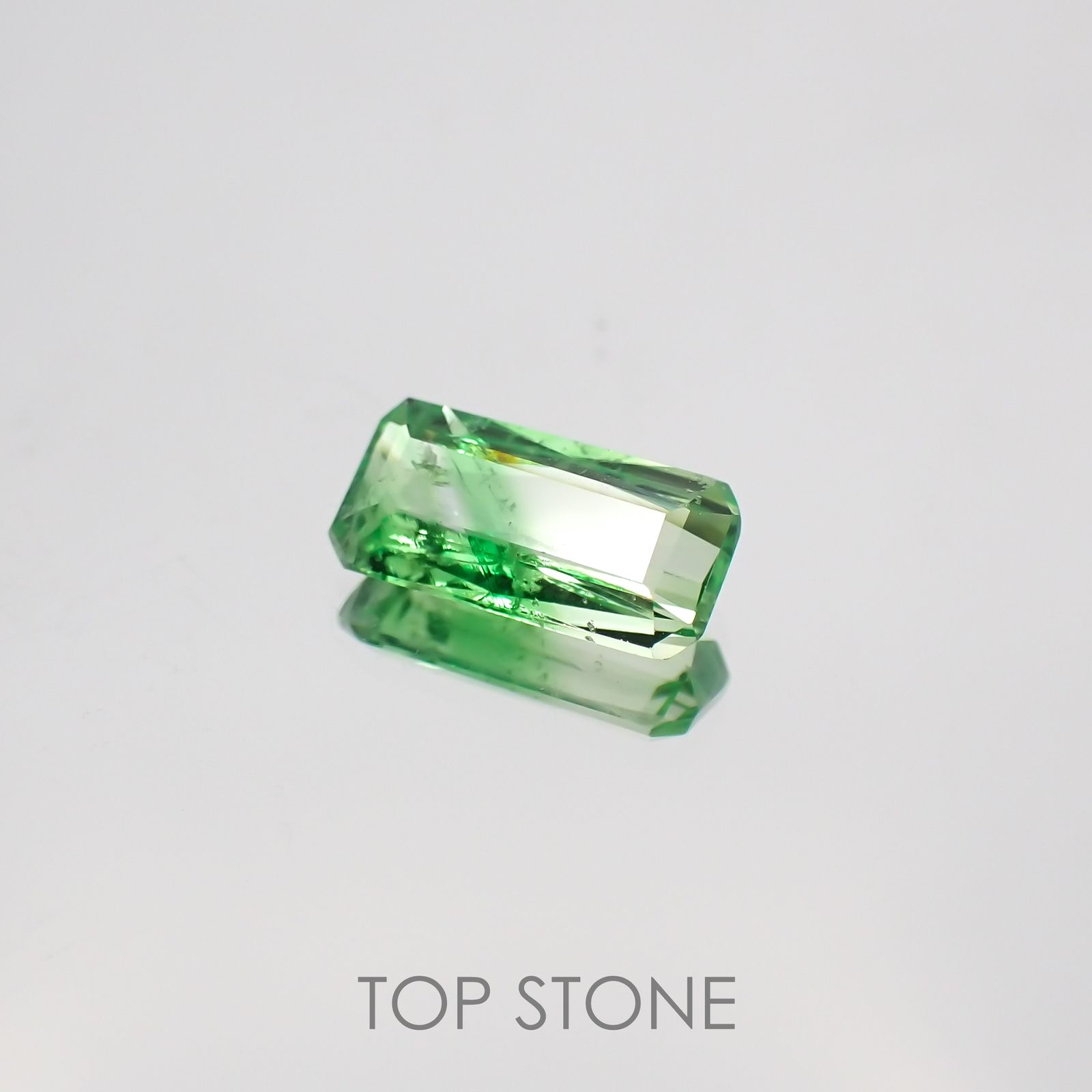 バイカラーツァボライト タンザニア産 ルース 0.67ct[210610921]7.5×3.6mm前後