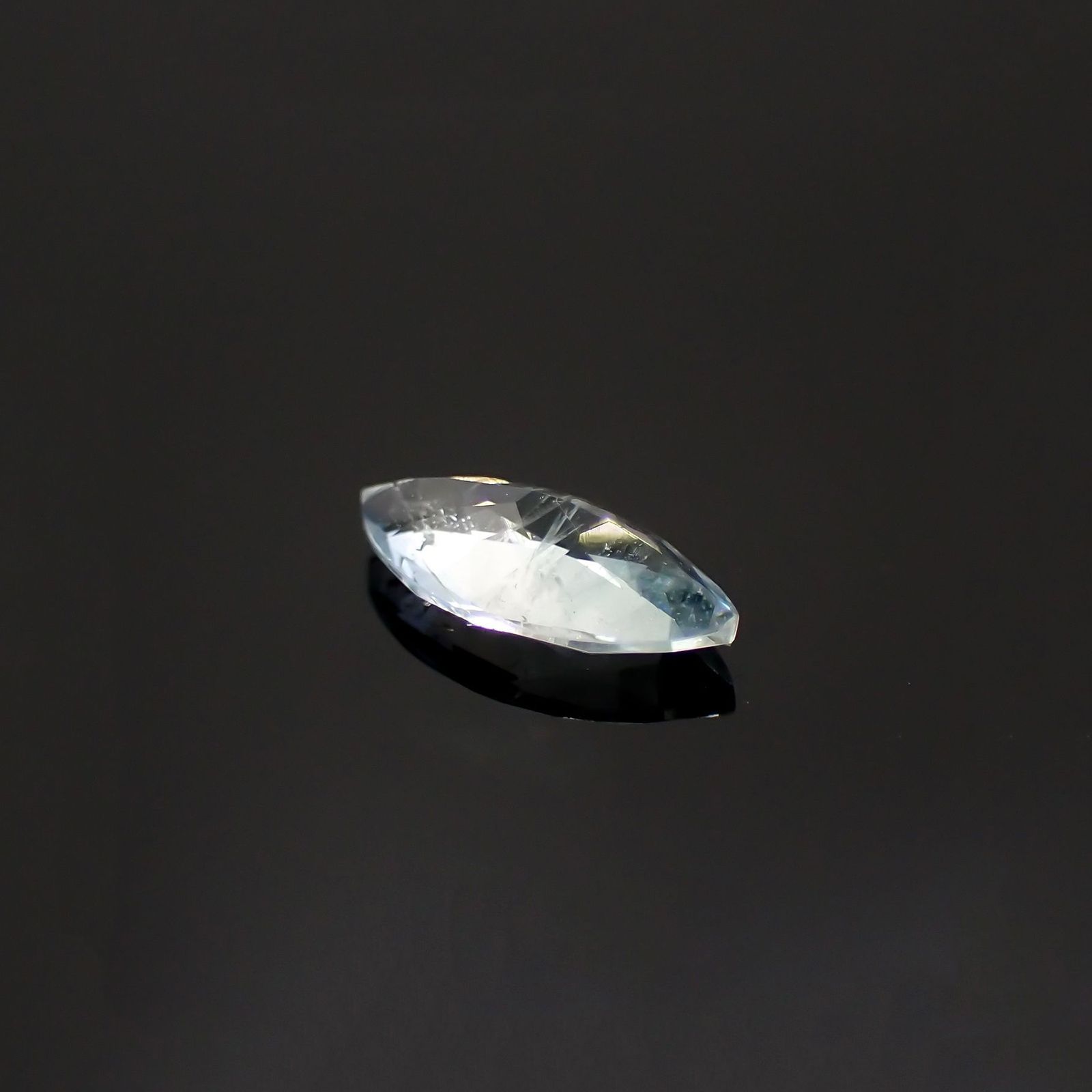 ジェレメジェバイト(宝石名エレメジェバイト)ナミビア産 識別済 0.39ct / 7.3x3.6mm前後 [220616314]
