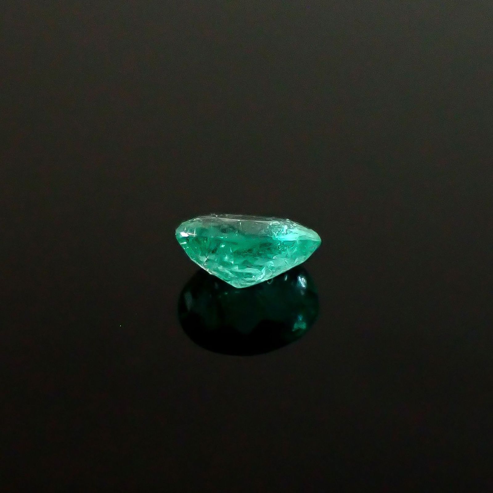 パライバトルマリン ブラジル・パライバ州バターリャ鉱山産 0.10ct / 3.4x2.6mm前後 [250931085]