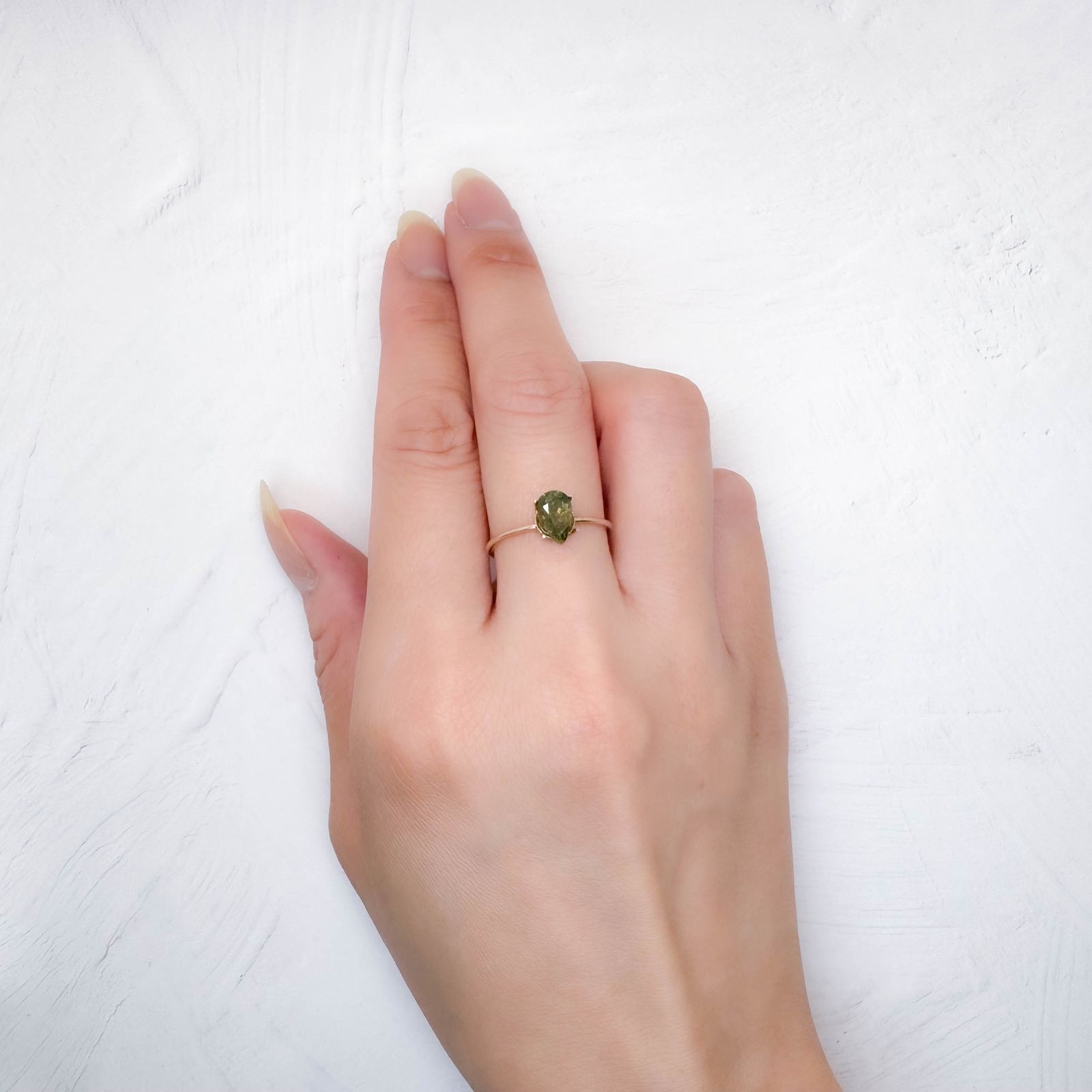 ゴールドシーンサファイア 非加熱(宝石名シーン・サファイア) ケニア産 1.007ct ソ付(彩珠)[250712072]7.5×4.8mm前後