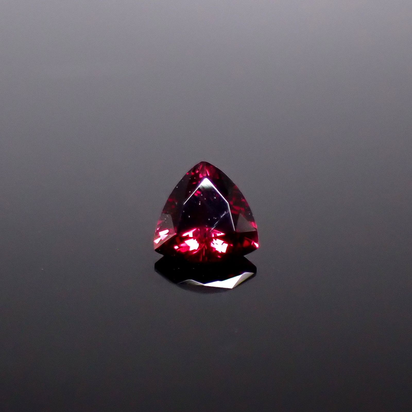 アントヒルガーネット(クロムパイロープガーネット) アメリカ・アリゾナ州産 0.31ct / 4.4x4.6mm前後 [251131345]