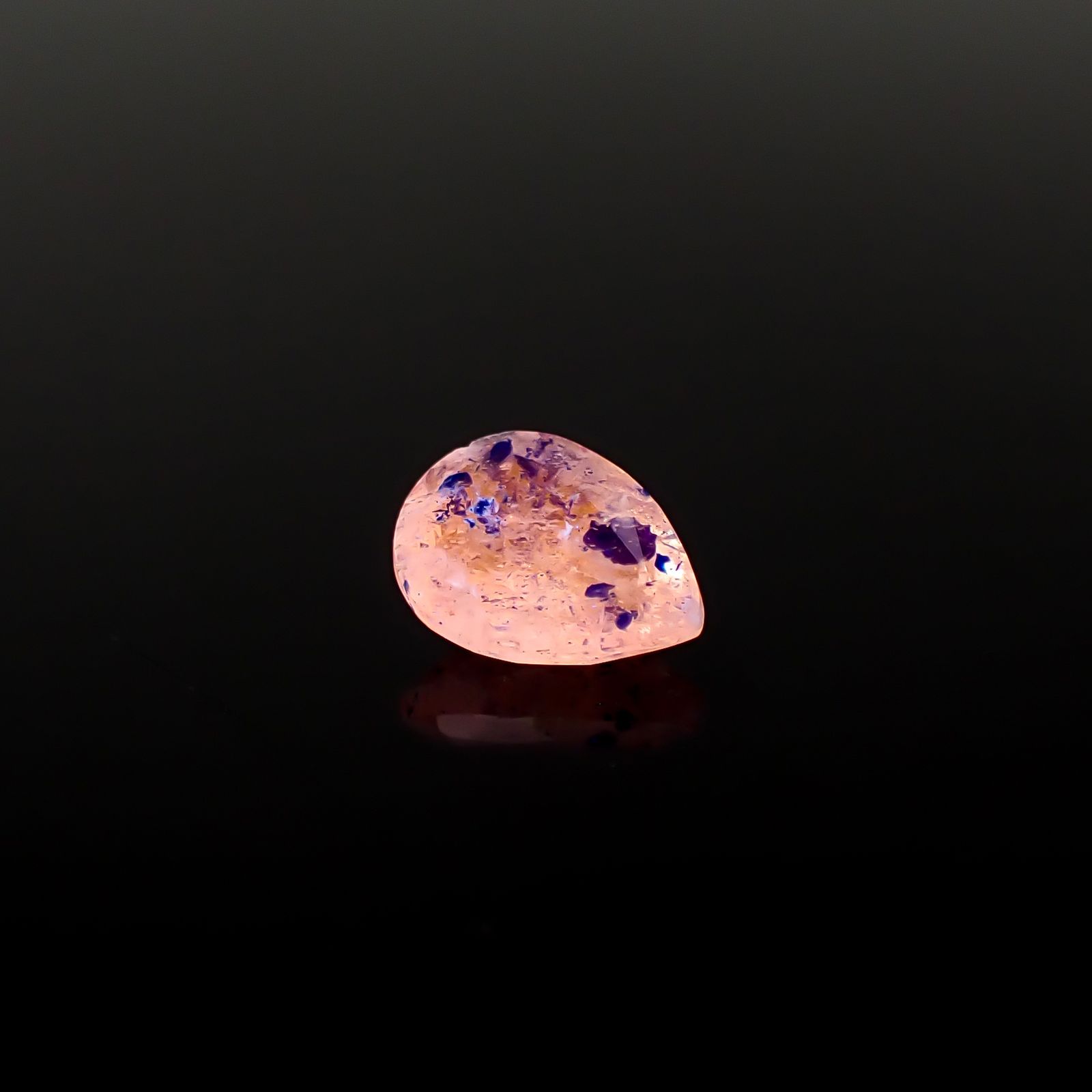 ラズライトインソーダライト フルオレッセンス アフガニスタン産 0.87ct / 8.2x6.3mm前後 [260432001]