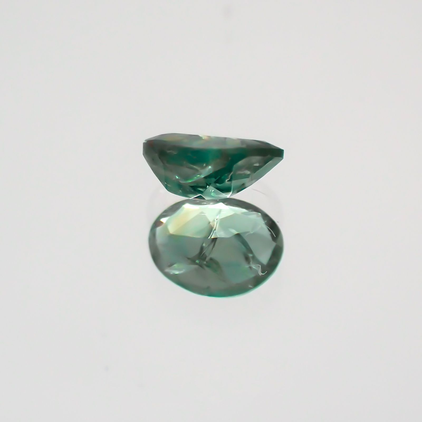 アレキサンドライト(宝石名アレキサンドライト)ブラジル・ミナスジェライス州ヘマチタ鉱山産 0.16ct 識別済[231023807]3.9x2.9mm前後