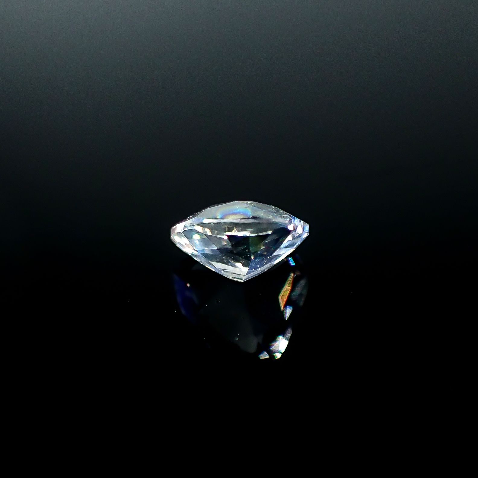 レインボームーンストーン タンザニア産 0.58ct [250730922]5.9x5.9mm前後
