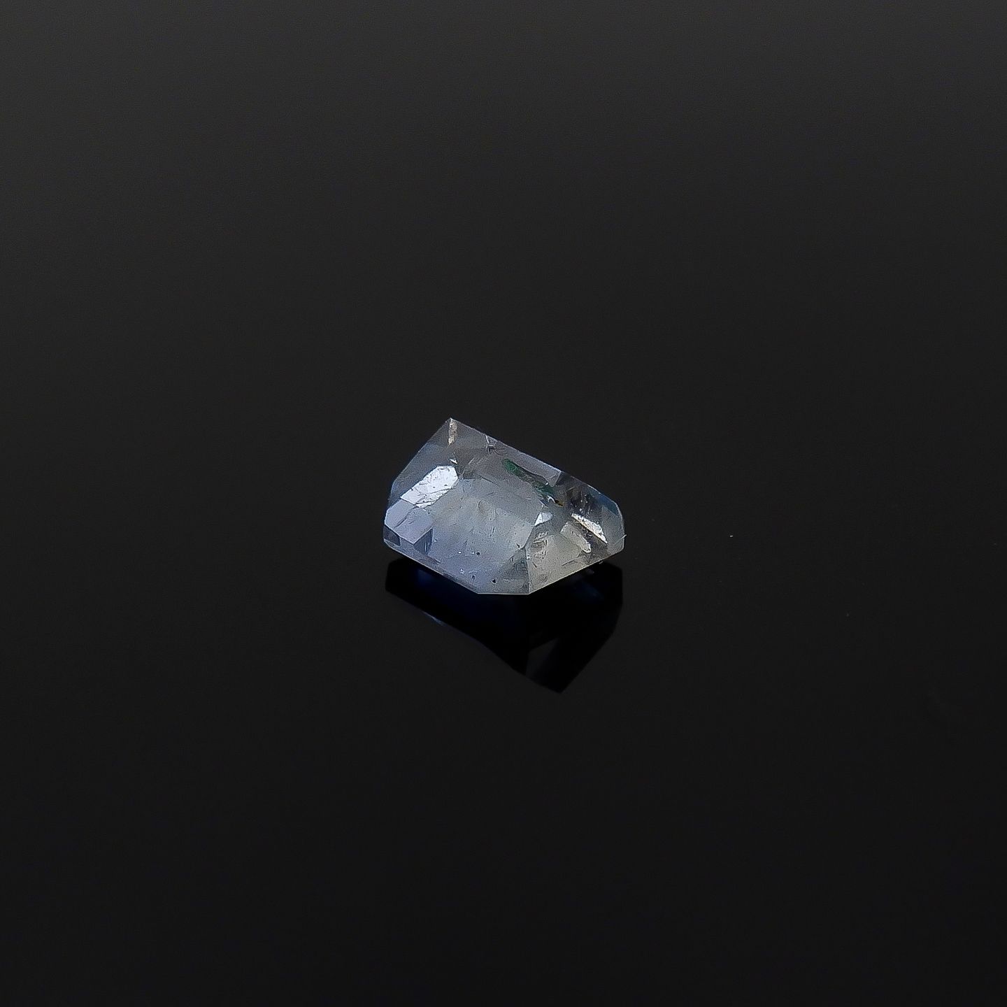 ジェレメジェバイト(宝石名エレメジェバイト)ナミビア産 ソ付(彩珠) 0.508ct / 4.6x4.3mm前後 [220717078]