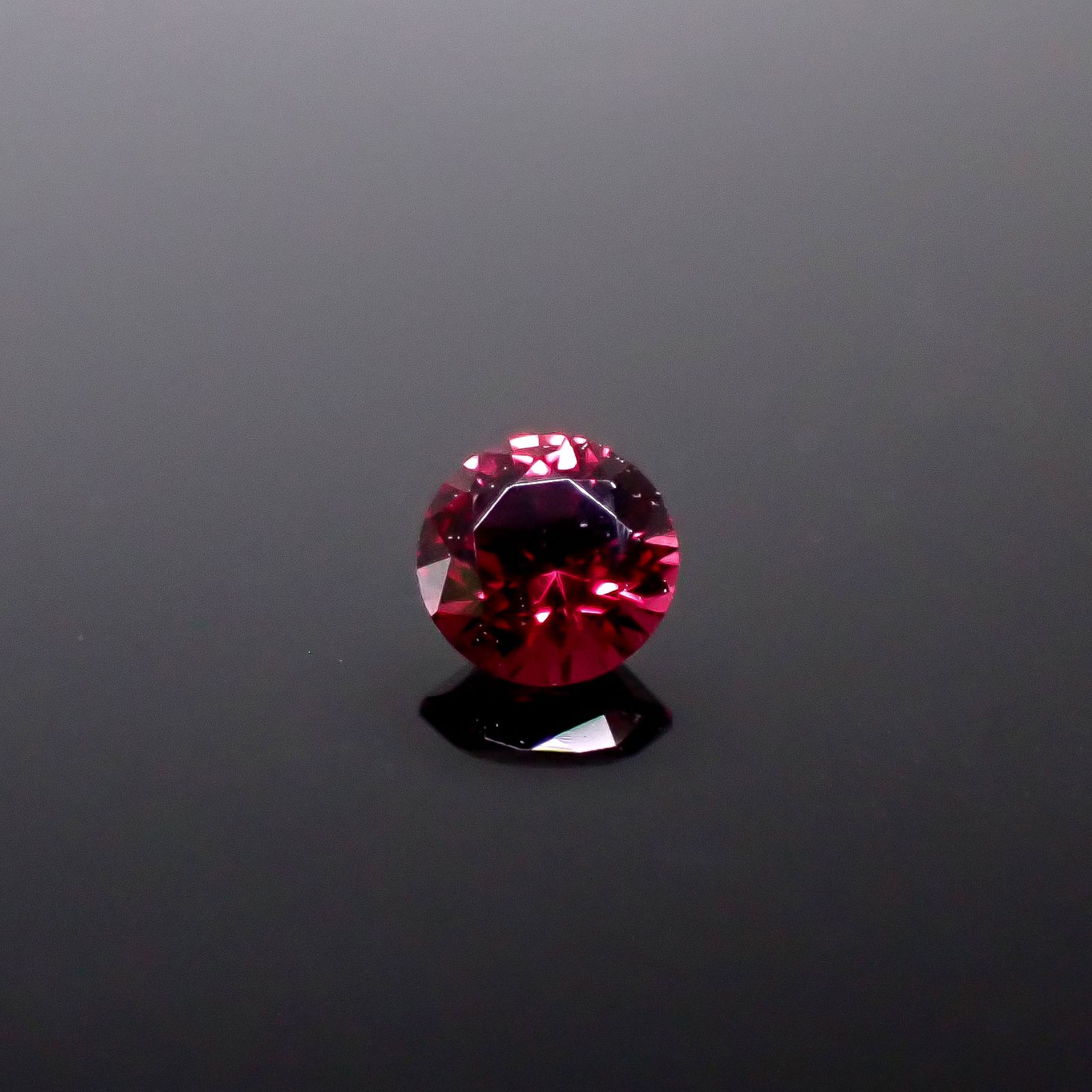 アントヒルガーネット(クロムパイロープガーネット) アメリカ・アリゾナ州産 0.19ct / 3.5x3.5mm前後 [251131344]