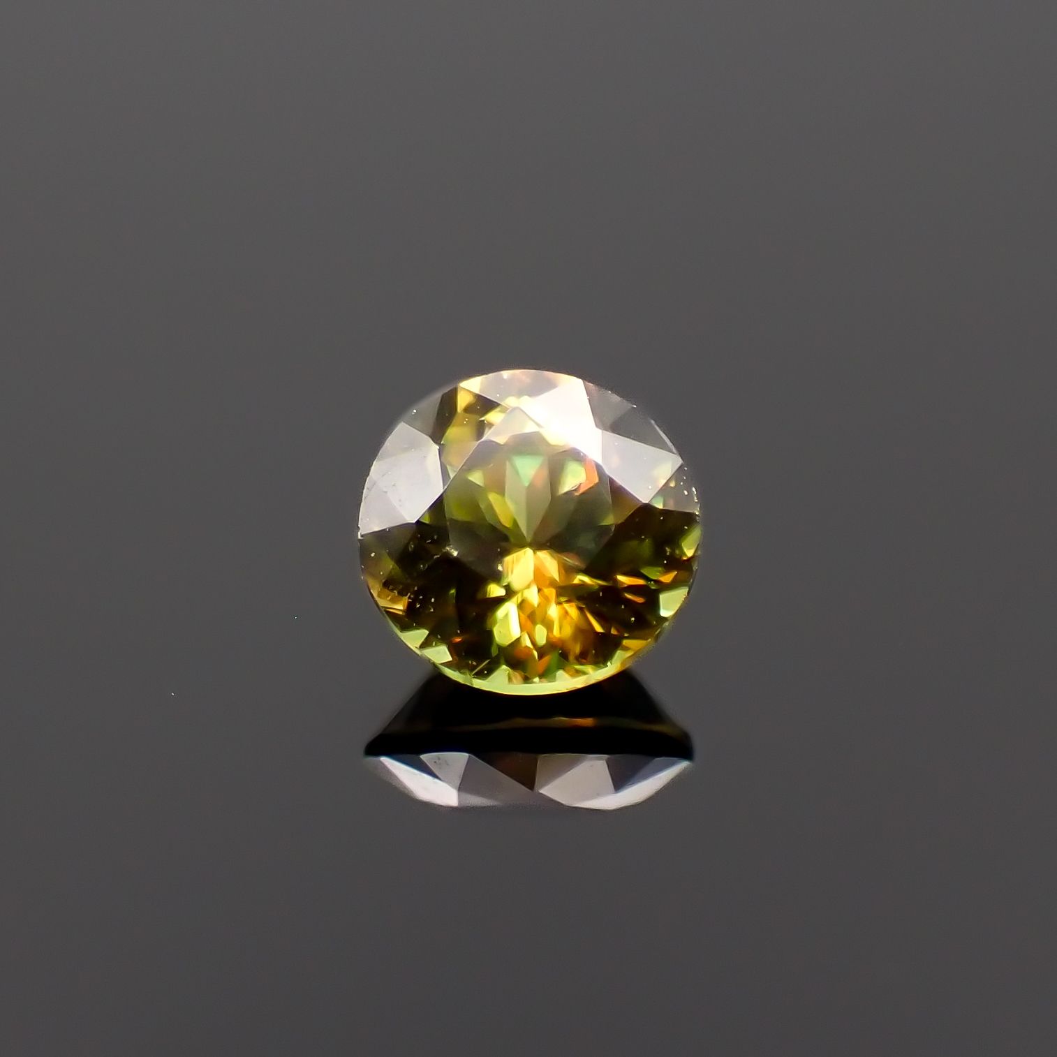 カラーチェンジスフェーン パキスタン産 0.21ct[230522188]3.6x3.5mm前後