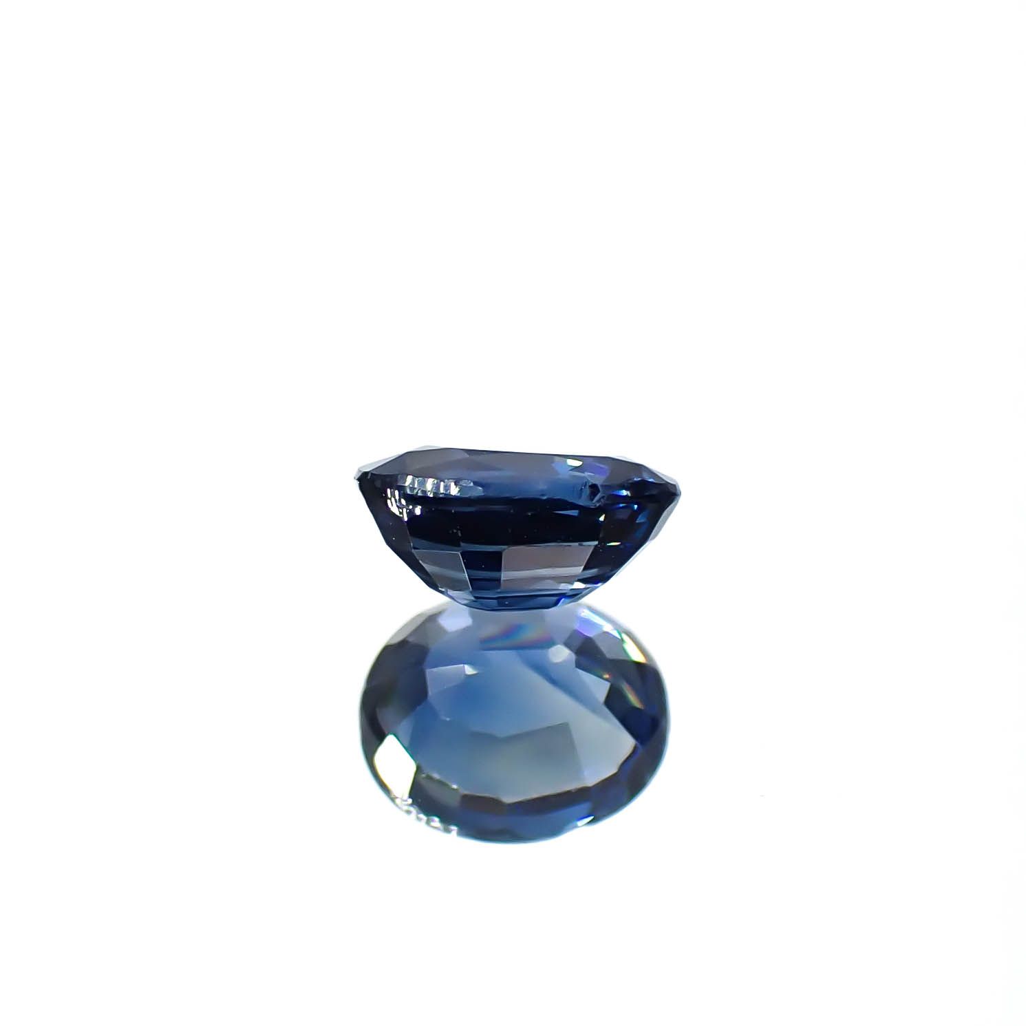 サファイア スリランカ/マダガスカル産 0.69ct / 5.6x4.7mm前後 [251031224]