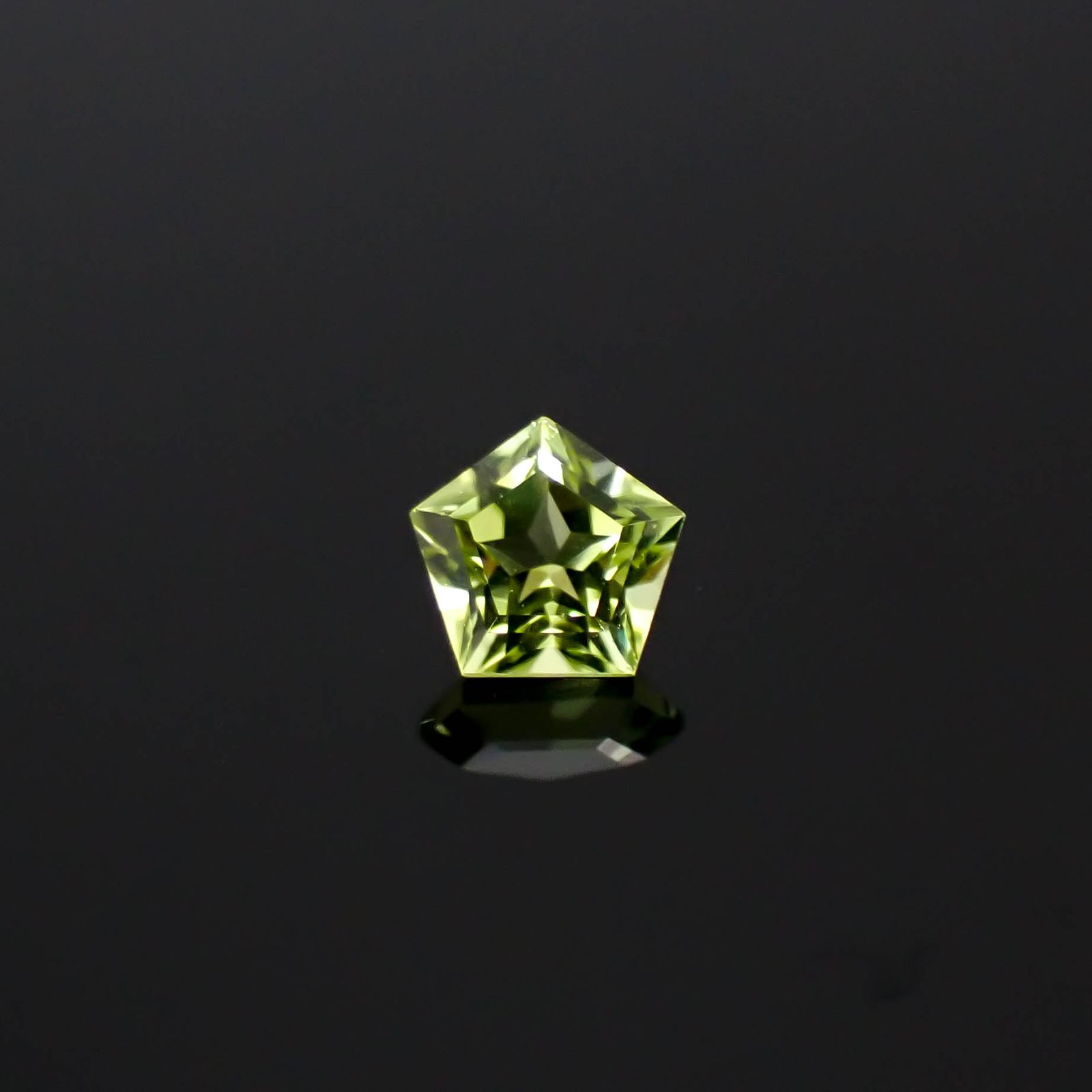 ◇ペンタゴンカット◇ペリドット(宝石名ペリドット)アメリカ産 0.27ct 識別済[250330113]4.1x4.2mm前後