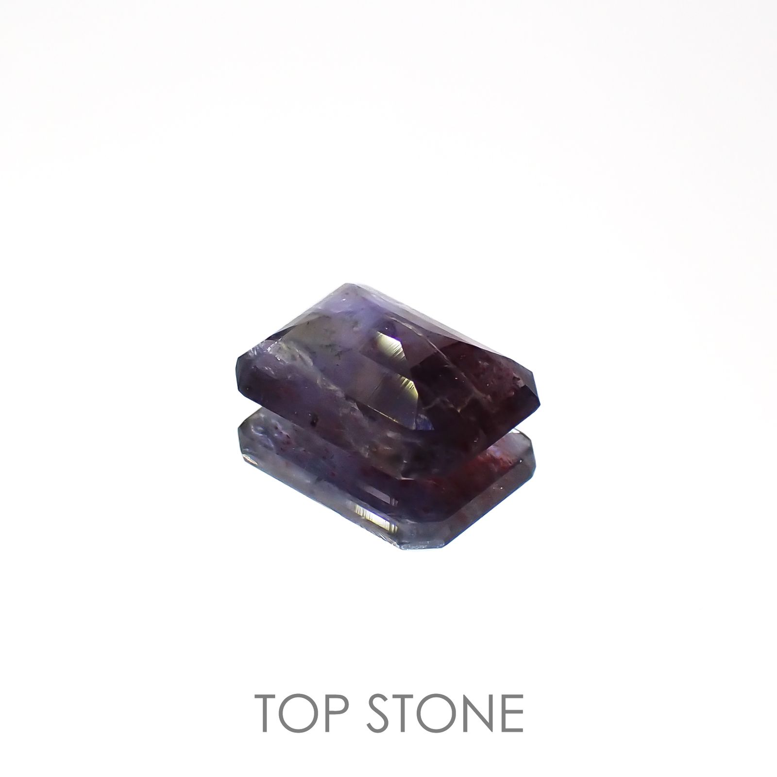 ブラッドショットアイオライト インド産 1.36ct[221219650]8.5x6.6mm前後