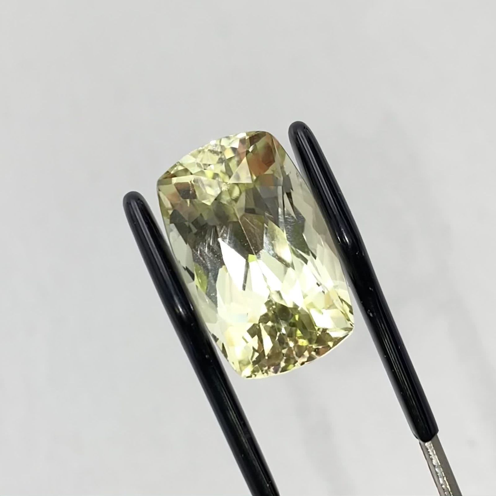 トリフェーン アフガニスタン産 22.65ct / 19.4x12.3mm前後 [240928700