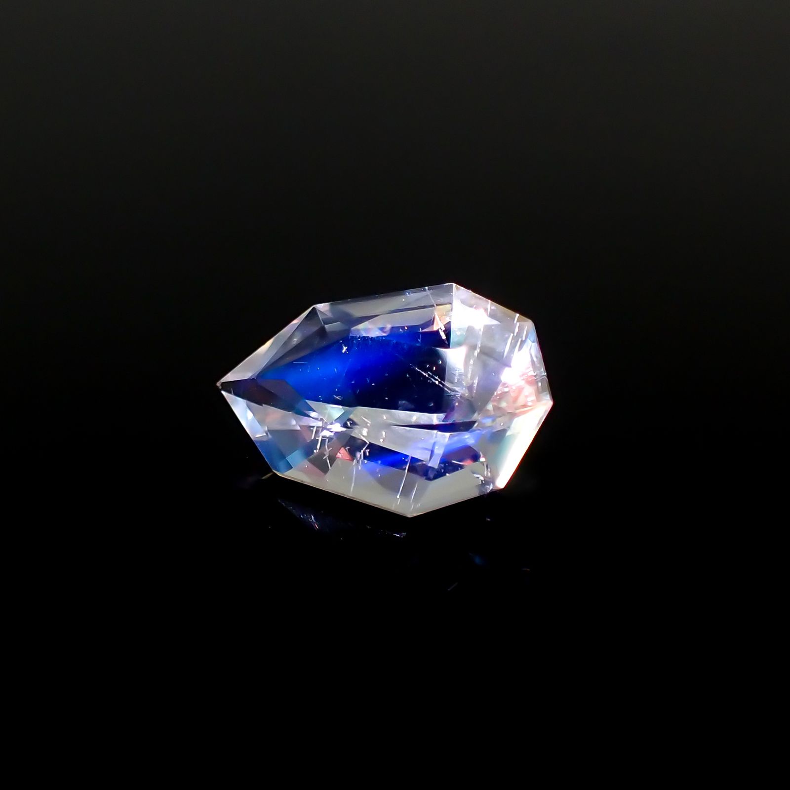 ◇カスタムカット◇レインボームーンストーン マダガスカル産 1.85ct[230923432]11.3x7.4mm前後