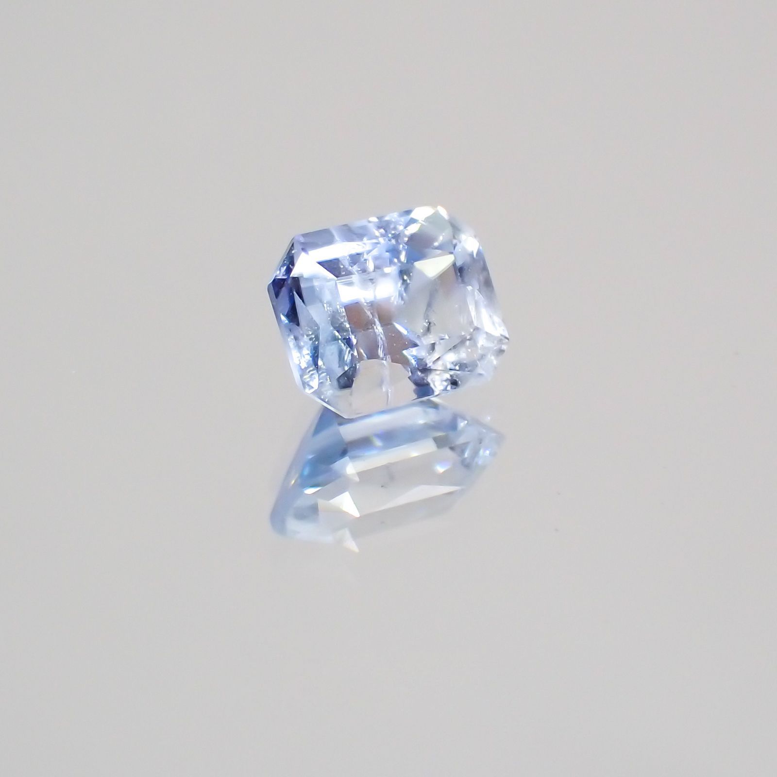 ベニトアイト(宝石名ベニトアイト) アメリカ・カリフォルニア州サンベニト産 0.645ct ソ付(彩珠)[210310210]5.1×4.2mm前後