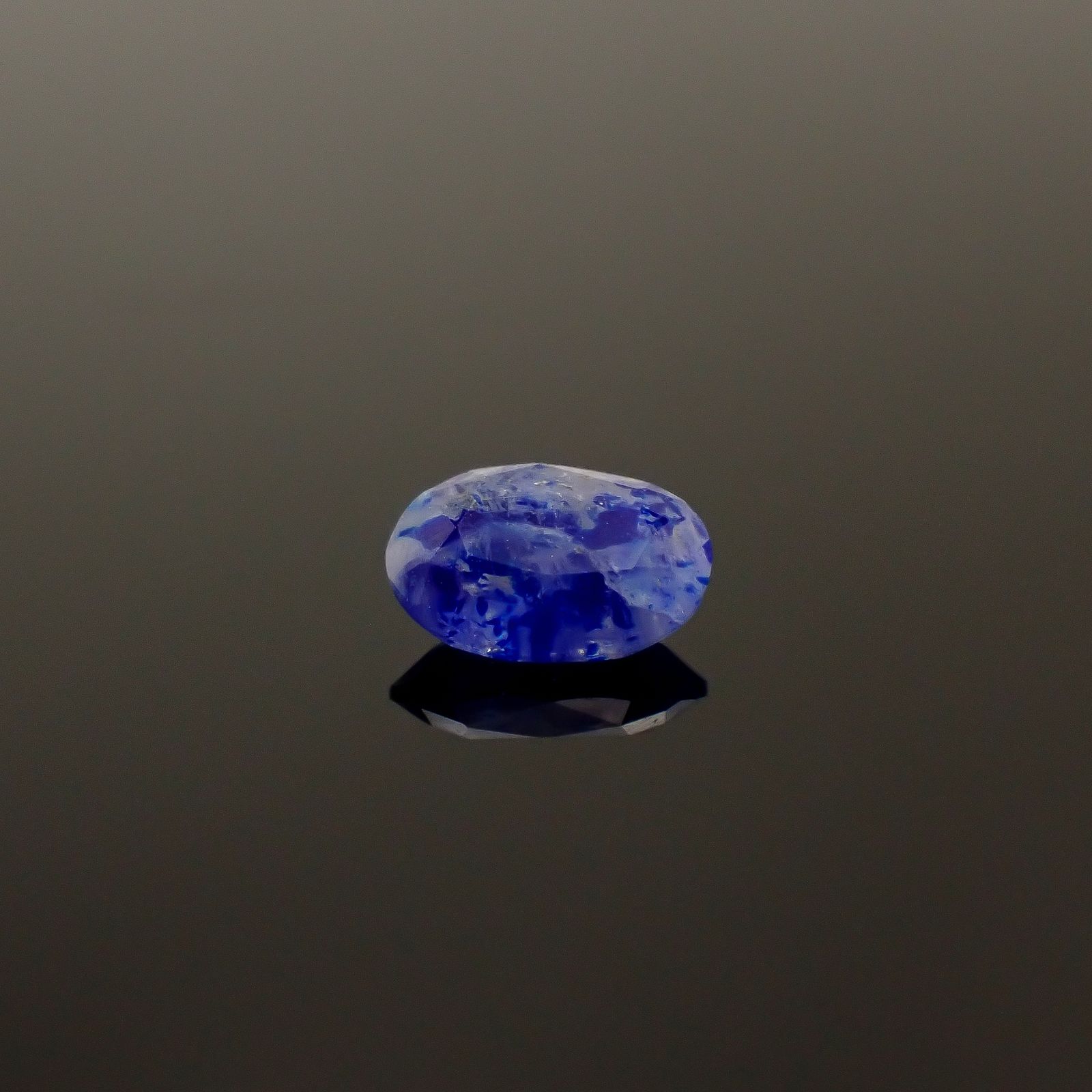 ラズライトインソーダライト フルオレッセンス アフガニスタン産 0.39ct [250530468]6.4x4.5mm前後