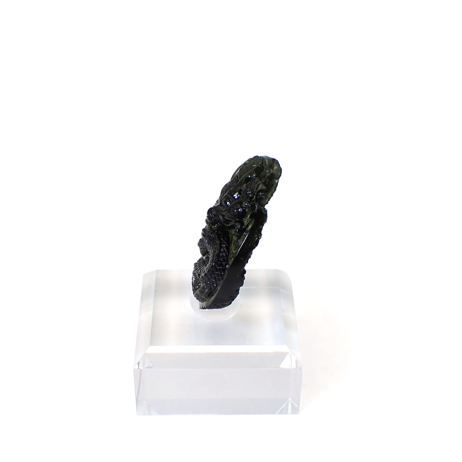 ◇龍彫刻◇モルダバイト 発見地:旧チェコスロバキア アクリル台座付き 77.90ct(15.58g) / 13.9x29.7x41.7mm前後 [260632497]