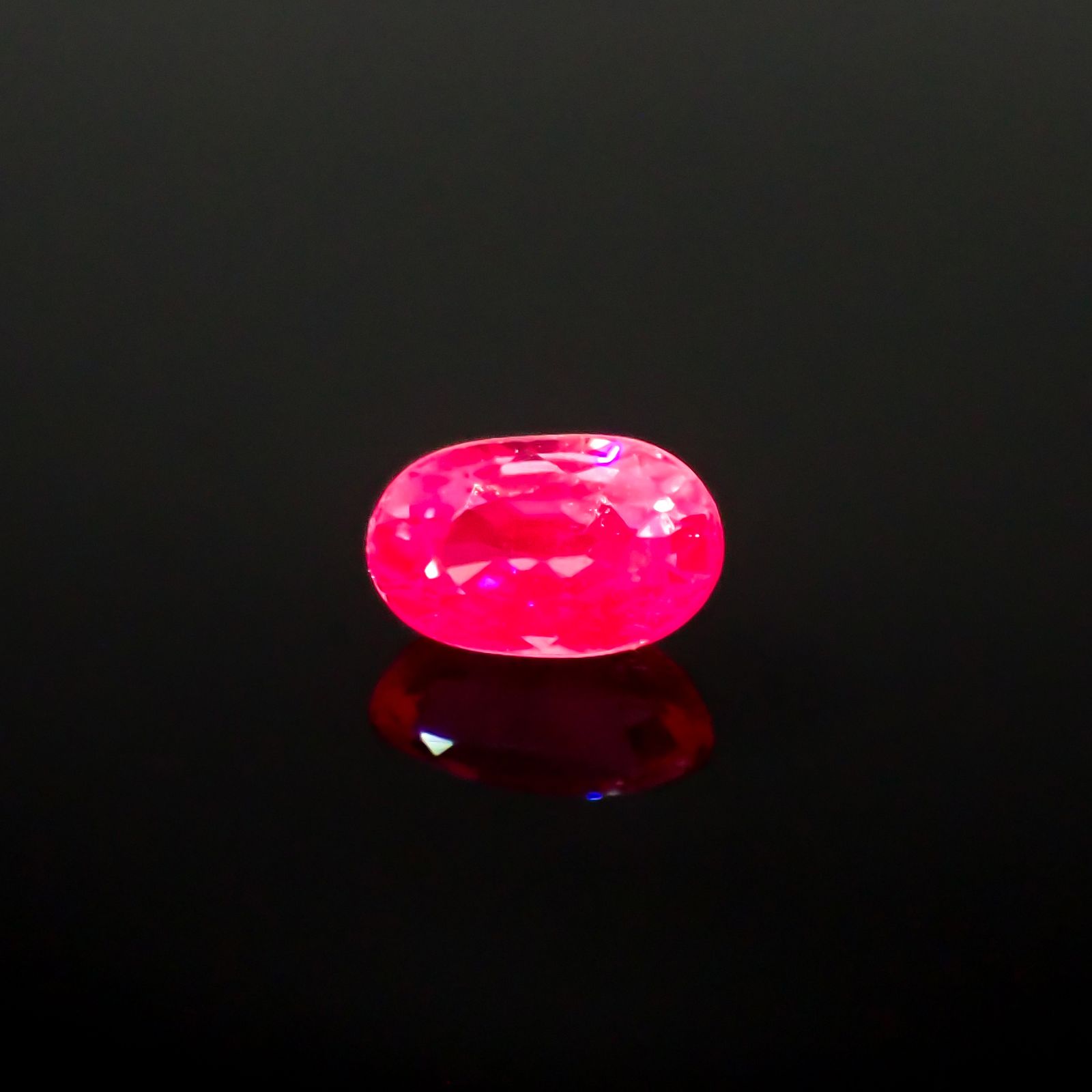 ネオンピンクサファイア スリランカ産 0.46ct[240728549]5.2x3.2mm前後
