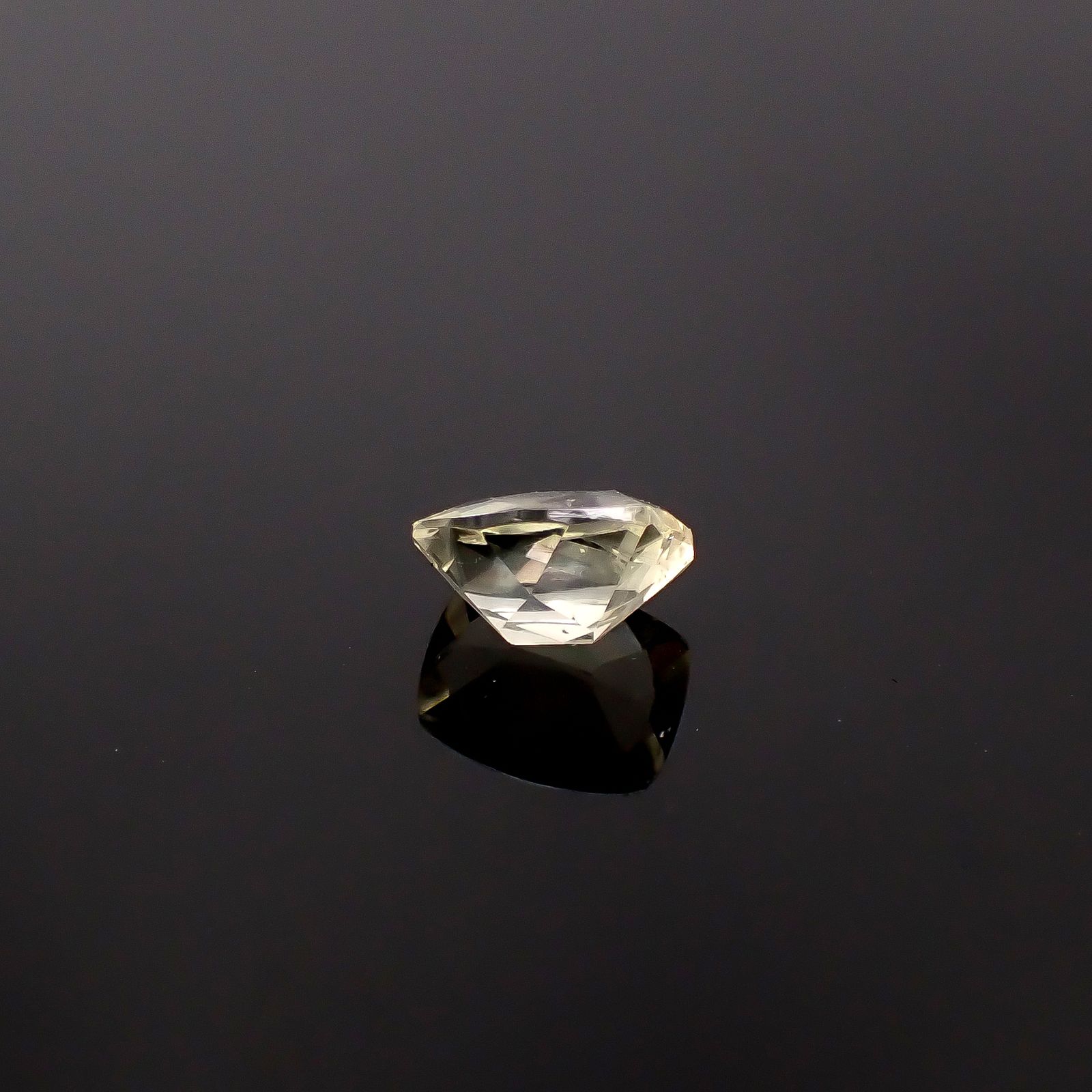 リューサイト 遊色効果あり イタリア産 0.79ct / 6.9x5.4mm前後 [260131559]