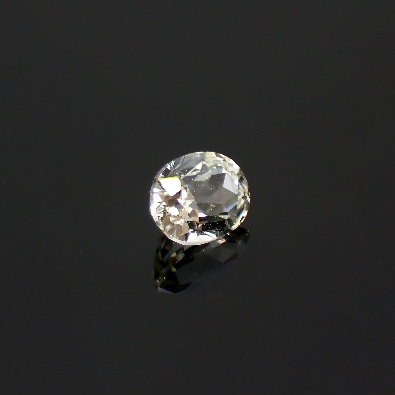 リューコガーネット(宝石名ホワイト グロッシュラー・ガーネット)ビルマ産 0.42ct 識別済[220616324]4.8x3.7mm前後