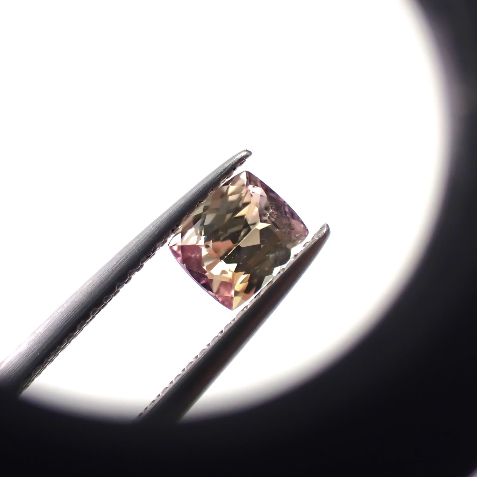 ピンクゾイサイト(宝石名ピンク・ゾイサイト)タンザニア産 0.921ct ソ付(彩珠)[241129501]6x5mm前後
