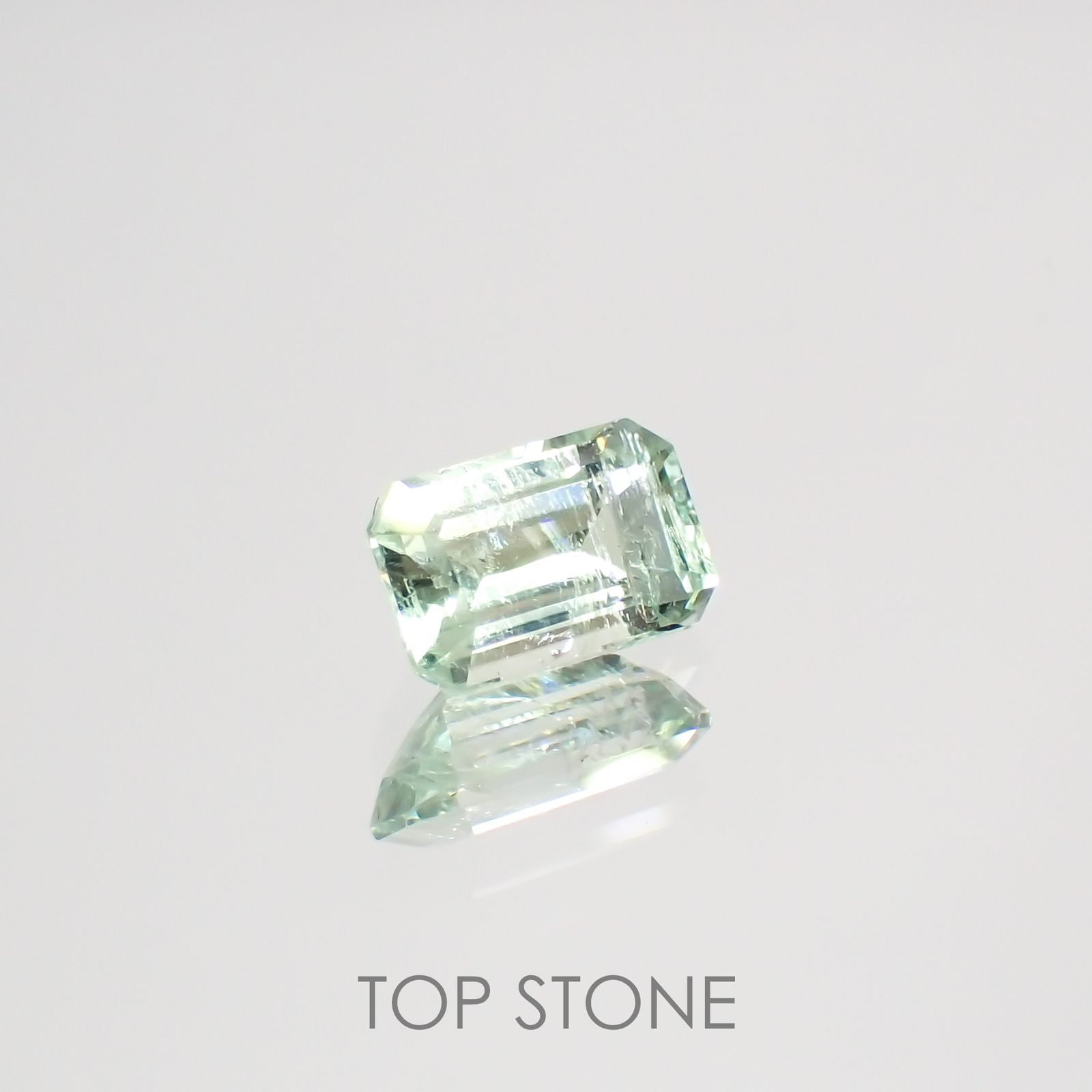 バナジウムコーネルピン(宝石名コーネルピン)タンザニア・タンガ州産 0.91ct 識別済[220115621]6.7x4.4mm前後