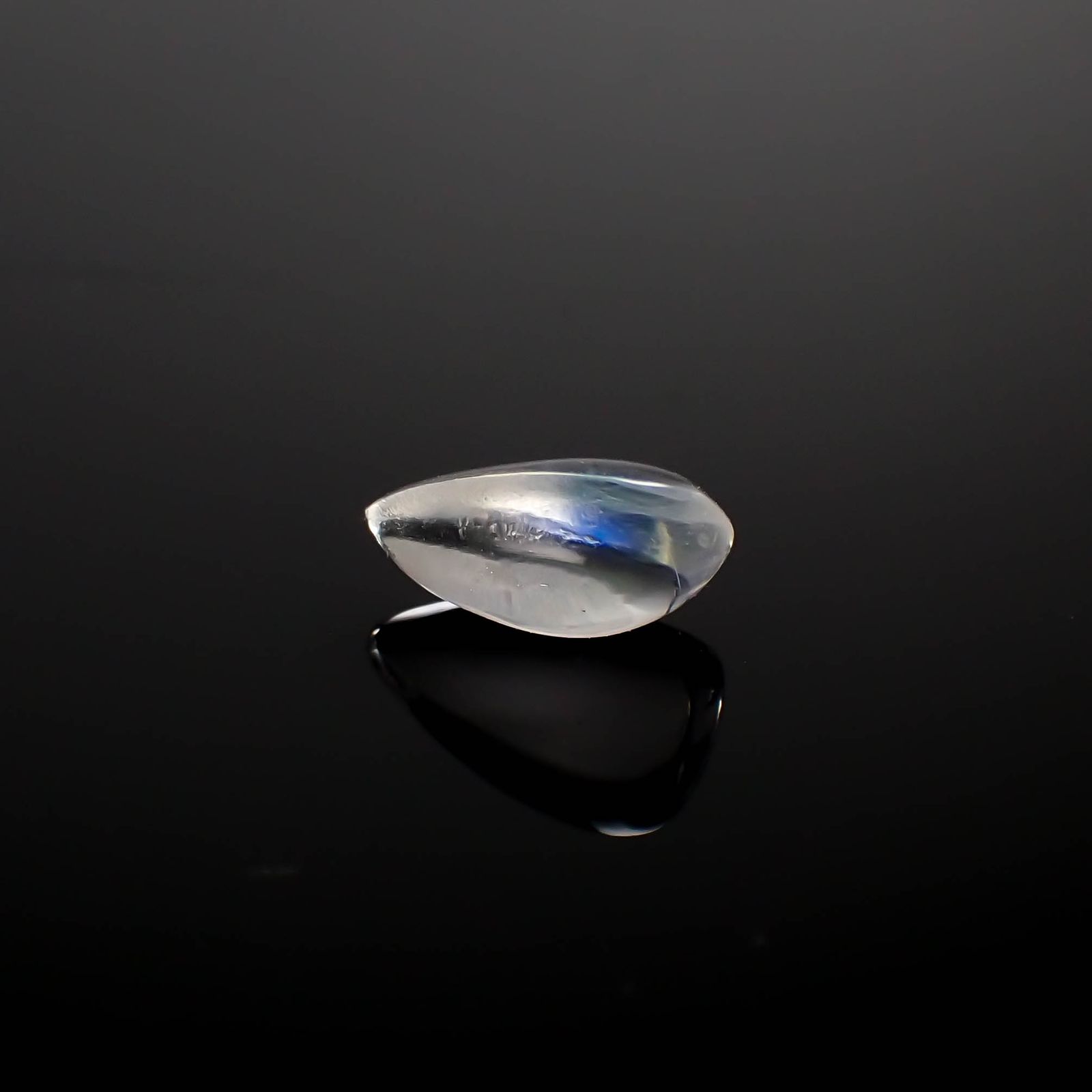 ◇バフカット◇レインボームーンストーン(宝石名ラブラドライト)マダガスカル産 1.340ct ソ付(彩珠)[240427197]9.2x5.6mm前後