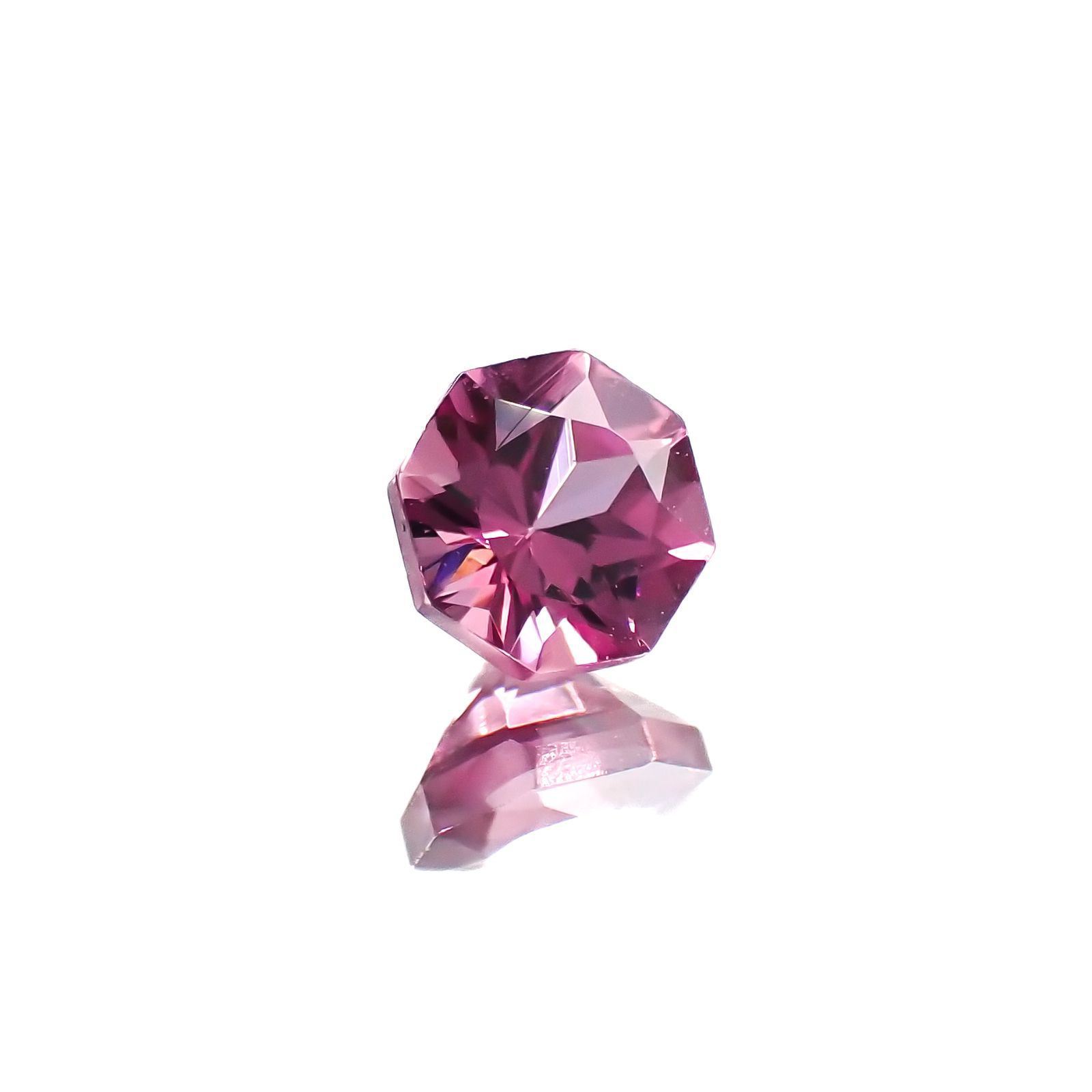 ◇オクタゴンカット◇カラーシフトマラヤガーネットSA(宝石名ガーネット)タンザニア産 0.38ct 識別済[220918045]4x3.9mm前後