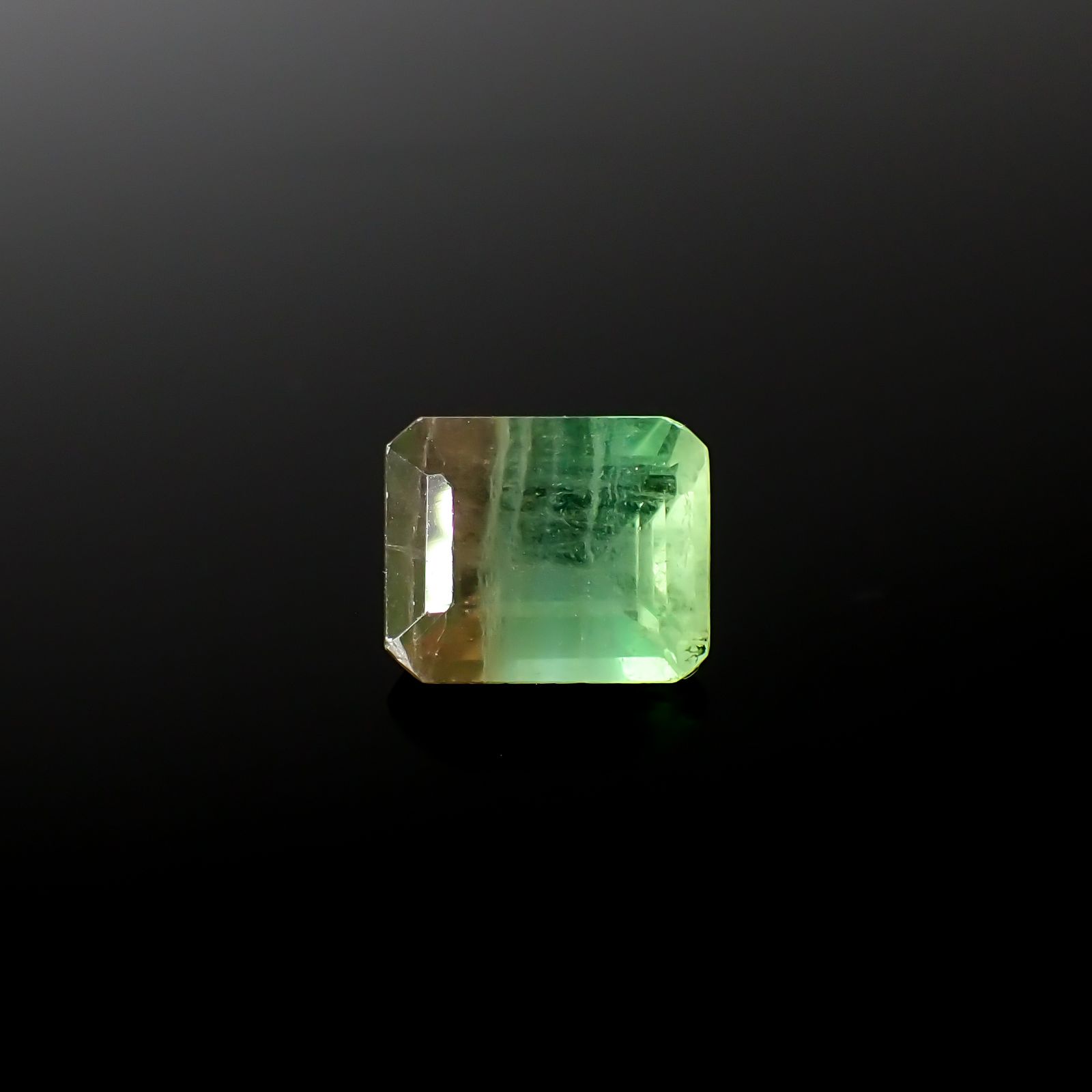 バイカラーフローライト フルオレッセンス ブラジル産 3.76ct[240928913]9.8x8mm前後