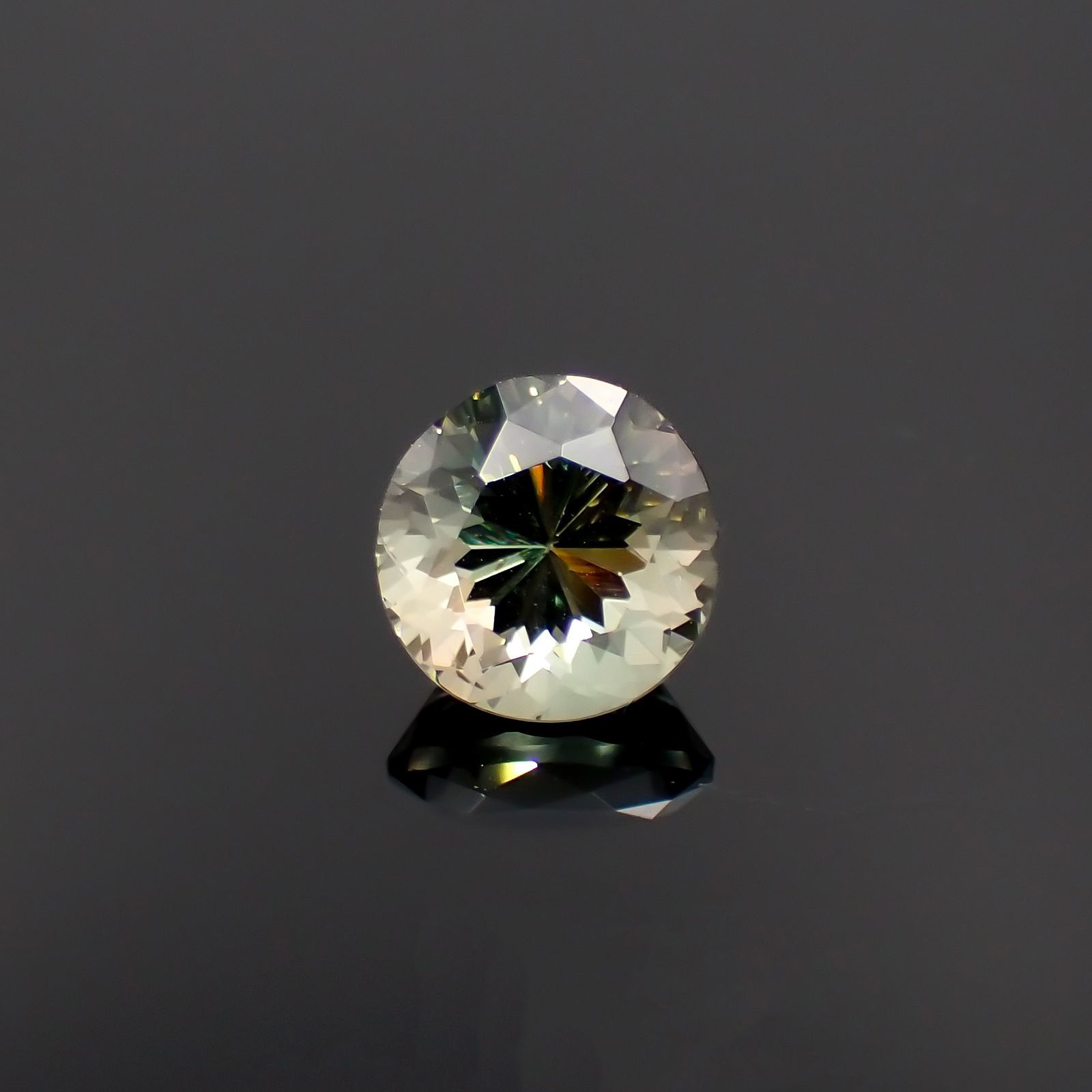 バイカラーオレゴンサンストーン(宝石名ラブラドライト)アメリカ・オレゴン州産 識別済 2.83ct / 9x8.9mm前後 [230321113]