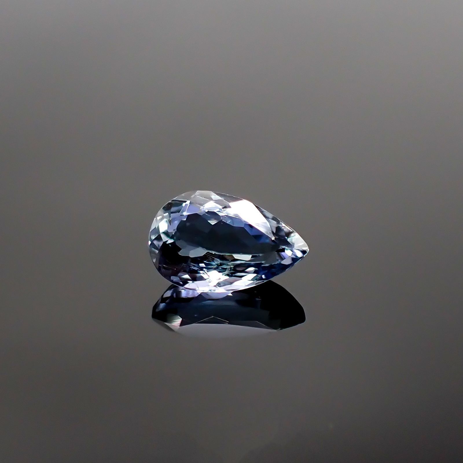 バイカラータンザナイト(宝石名タンザナイト) タンザニア産 ソ付(彩珠) 1.371ct / 8.7x5.5mm前後 [210711815]