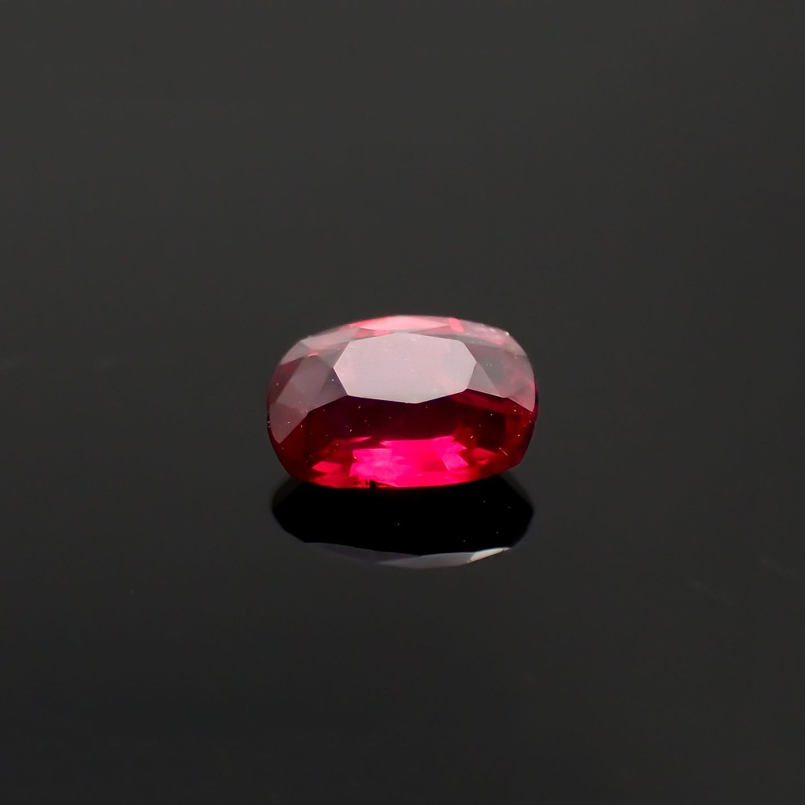 ルビー 非加熱 マダガスカル産 0.25ct / 4.2x3.1mm前後 [230622343]