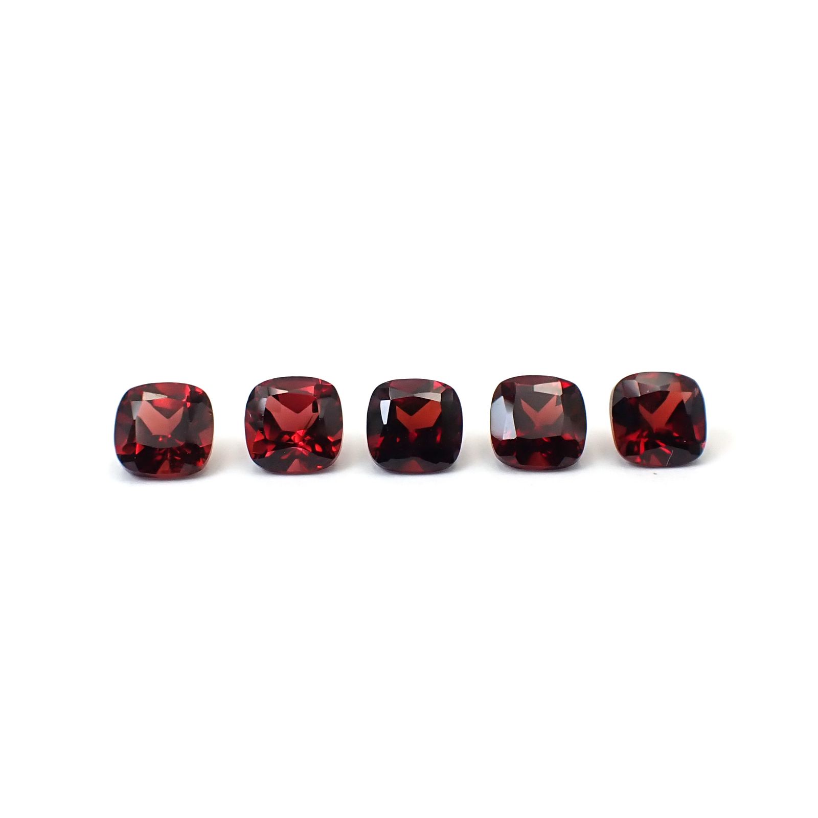 ◇ランダムセレクト◇パイロープアルマンディンガーネット モザンビーク産 約0.73ct / 5x5mm前後 [260532215]