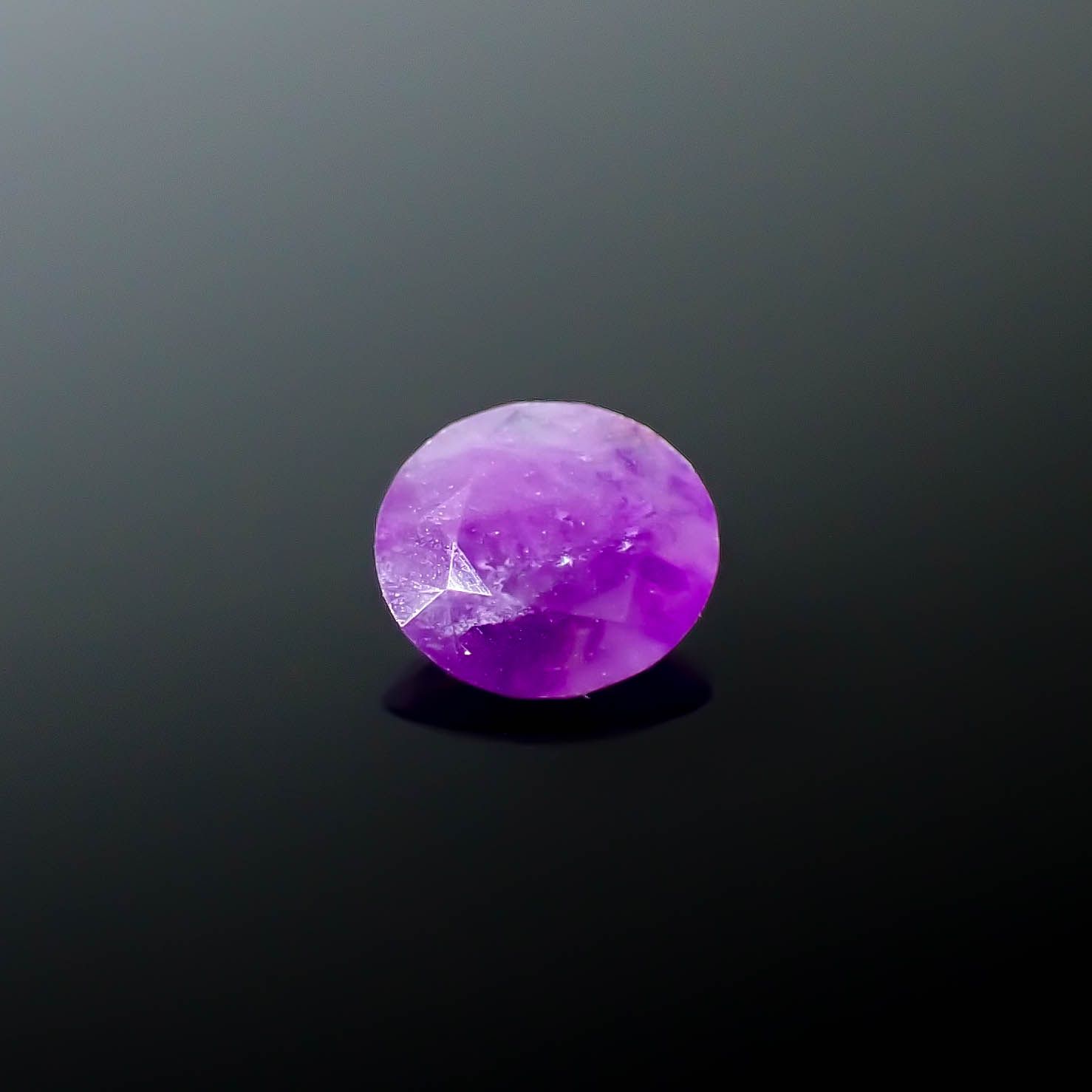 スギライト 南アフリカ産 0.40ct / 5.7x5.5mm前後 [250931020]