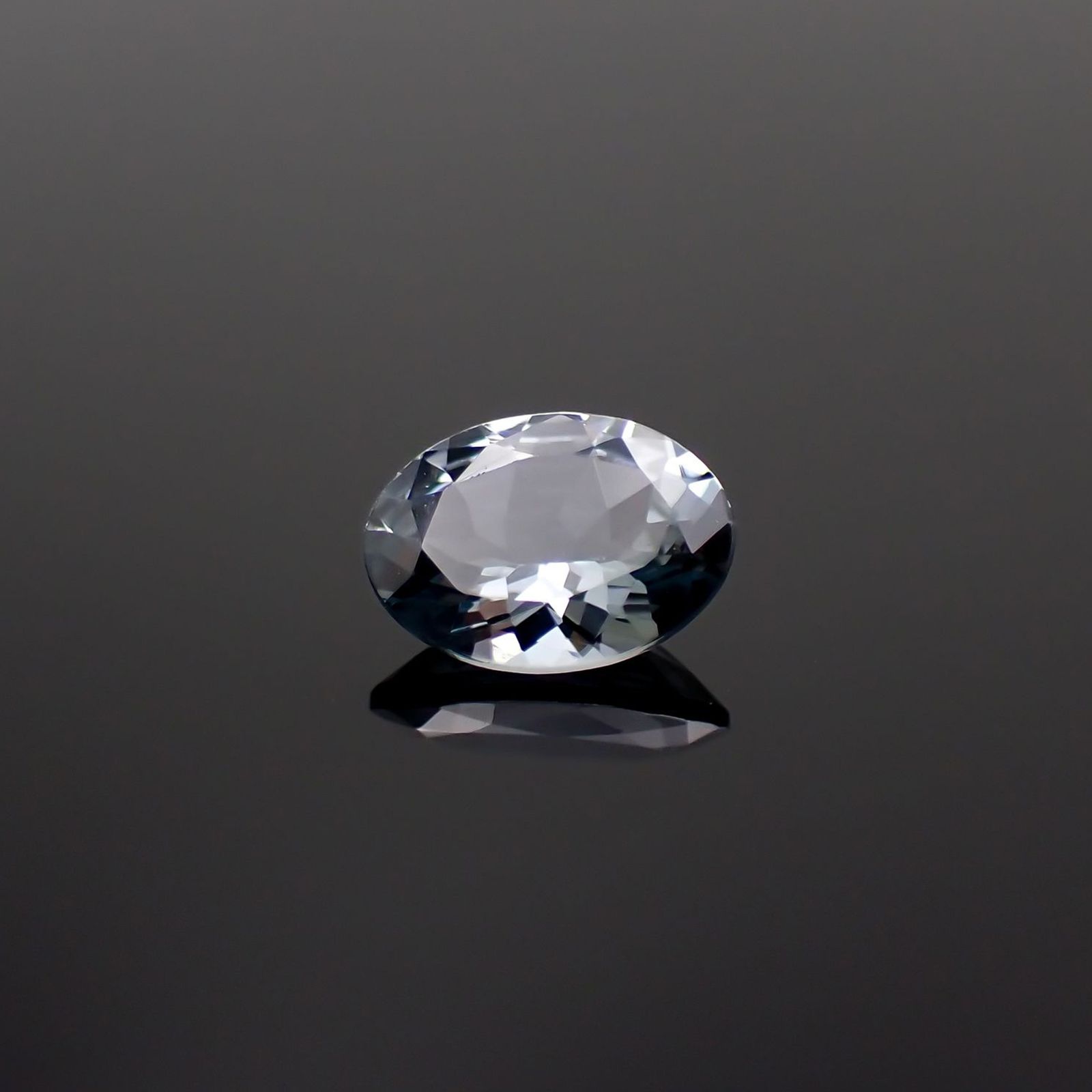 グレースピネル タンザニア産 0.85ct / 7x5.1mm前後 [251021551]