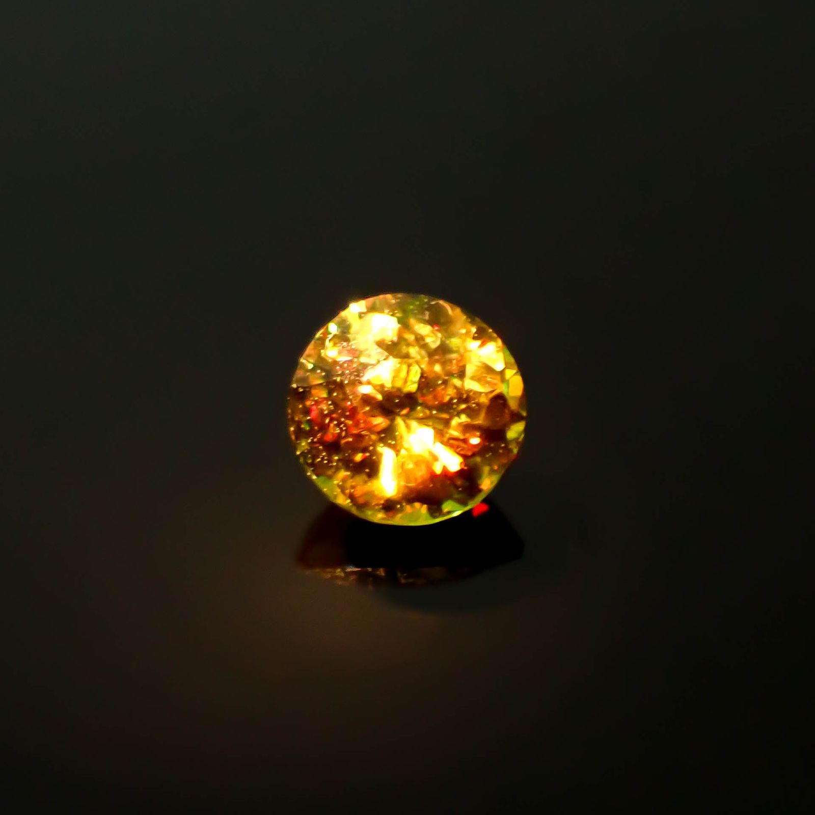 カラーチェンジスフェーン パキスタン産 0.31ct / 4.1x4.1mm前後 [250931059]