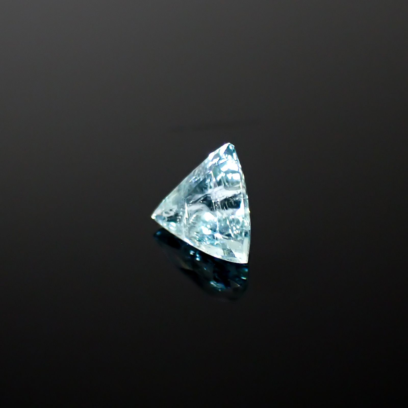 パライバトルマリン モザンビーク産 0.64ct[240928767]5.7x6.7mm前後