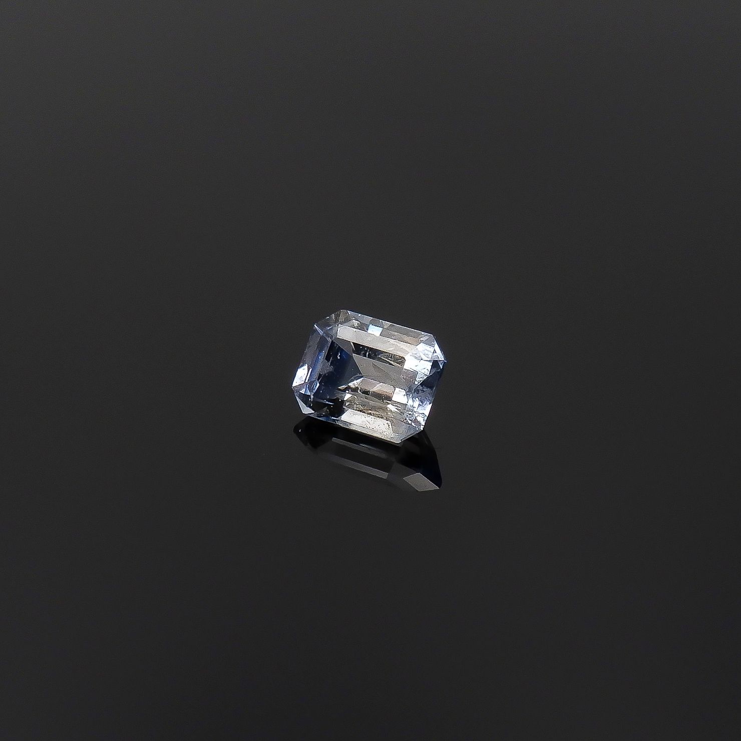 ジェレメジェバイト(宝石名エレメジェバイト)ナミビア産 ソ付(彩珠) 0.250ct / 4x3.1mm前後 [220817283]