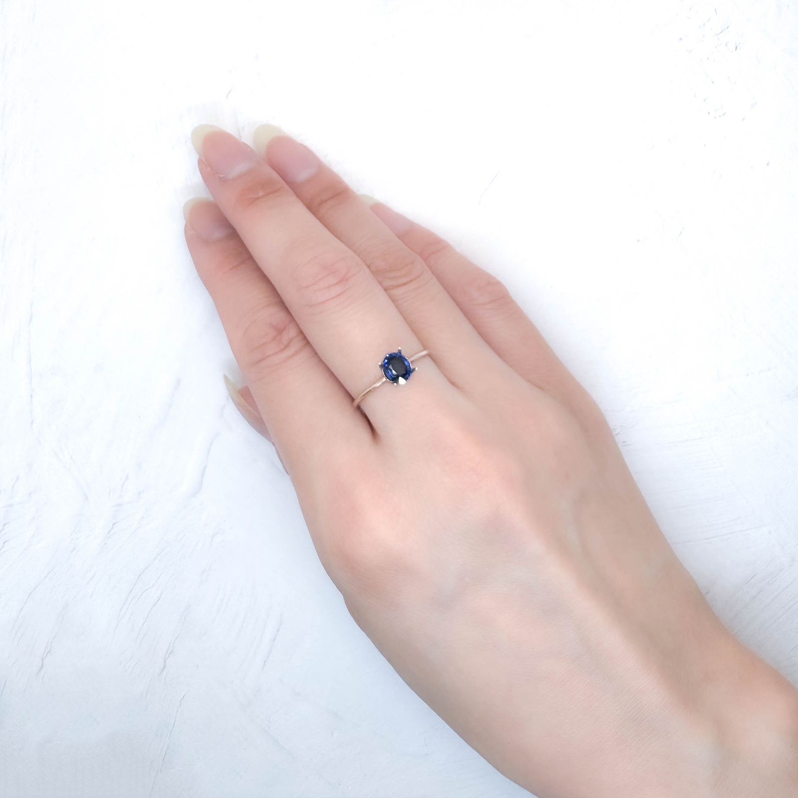 サファイア スリランカ/マダガスカル産 0.78ct / 6.1x5.1mm前後 [251031222]