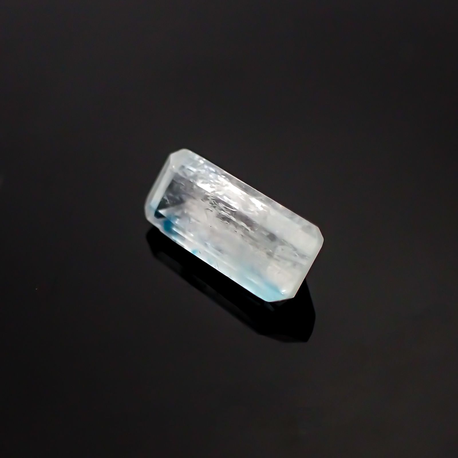 ユークレース(宝石名ユークレース) ブラジル産 0.658ct ソ付(彩珠)[21038474]7.6×3.2mm前後