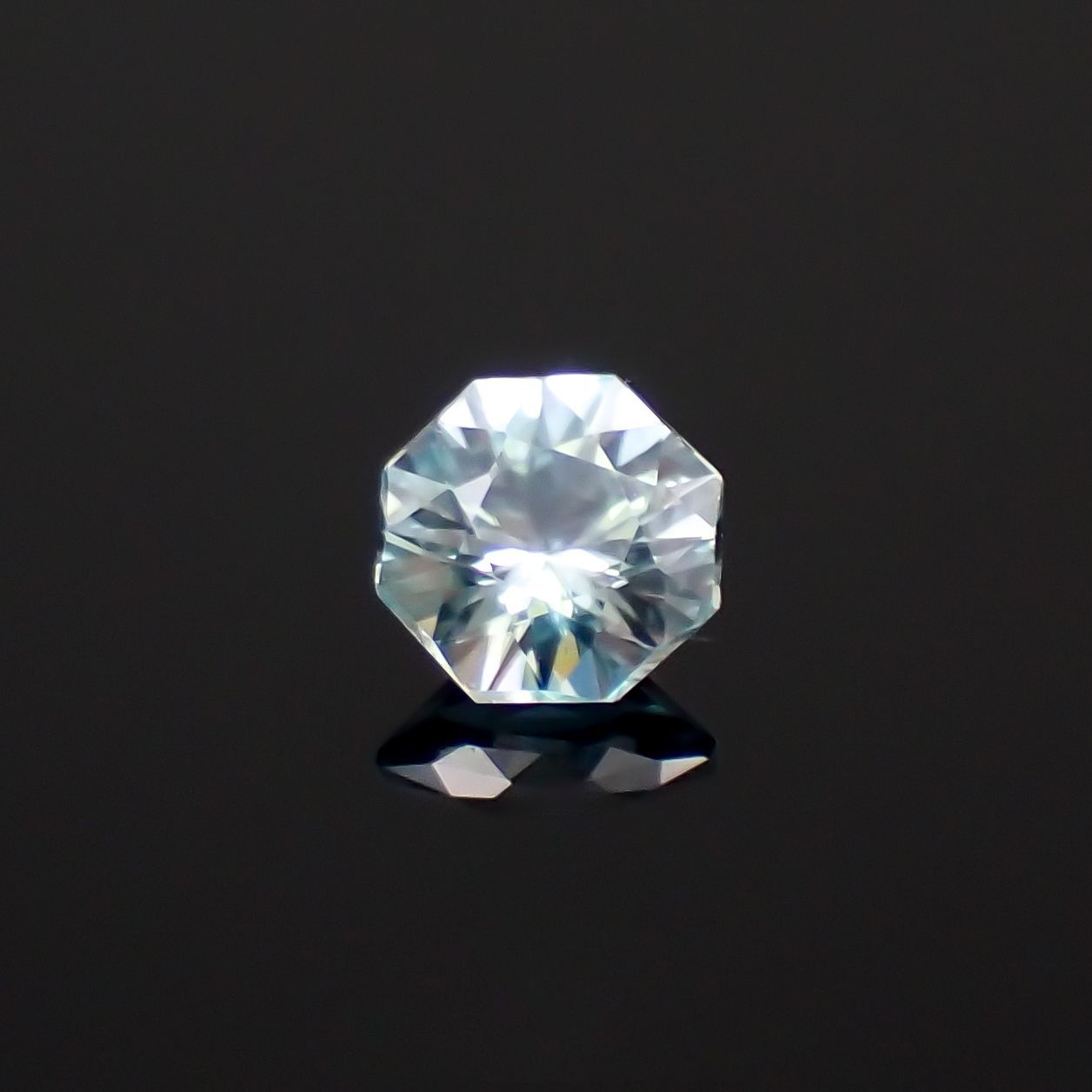 ◇オクタゴンカット◇アイスブルージルコン(宝石名ジルコン)カンボジア産 0.66ct 識別済[230320858]4.9x4.8mm前後