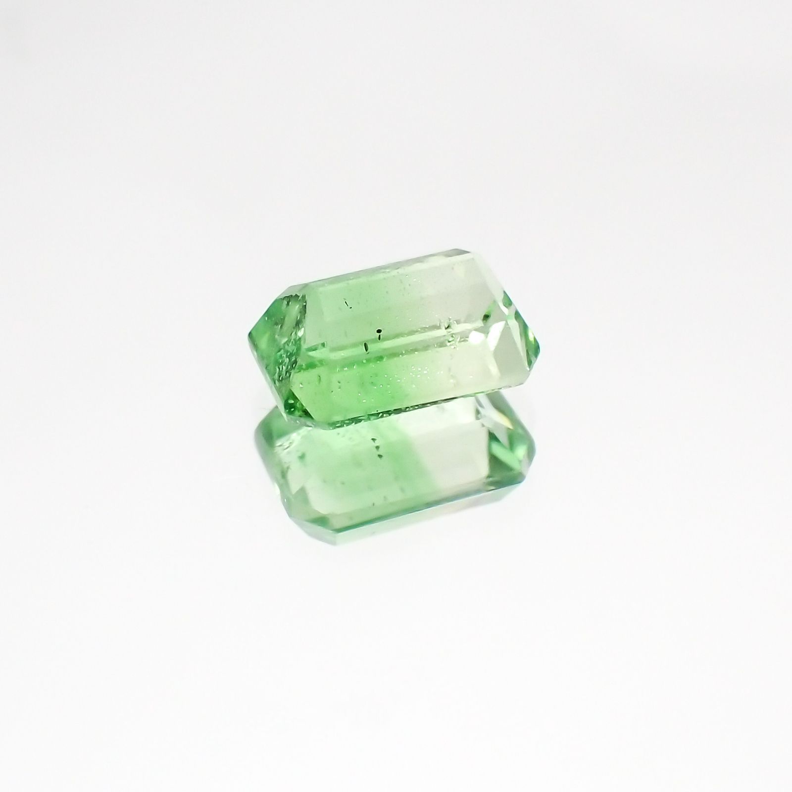 バイカラーツァボライト(宝石名グリーン グロッシュラー・ガーネット)タンザニア産 1.23ct 識別済[231124267]6.8x5mm前後