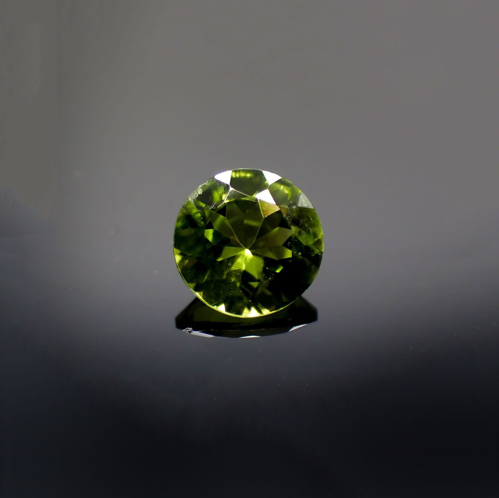 ペリドット(宝石名ペリドット) パキスタン産 識別済 1.10ct / 6.8x6.8mm前後 [211013090]
