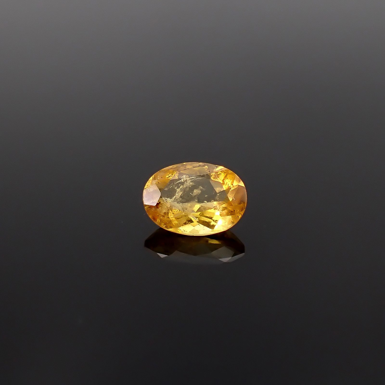 コンドロダイト(宝石名コンドロダイト)タジキスタン・パミール高原産 識別済 0.79ct / 7x5mm前後 [260131584]